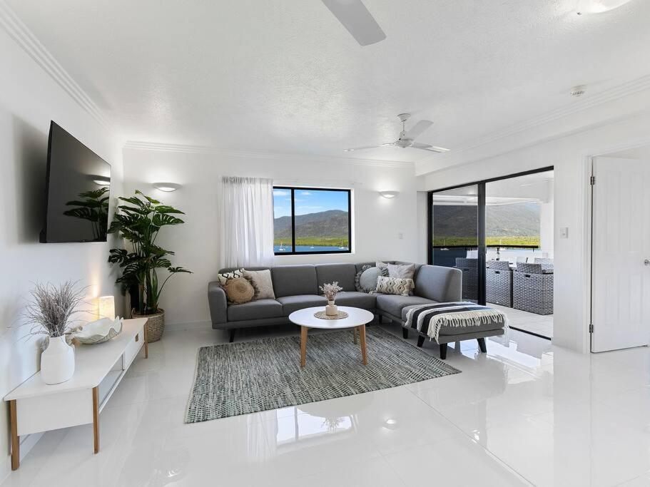 3 BEDROOM CBD WATERFRONT LUXURY APARTMENT