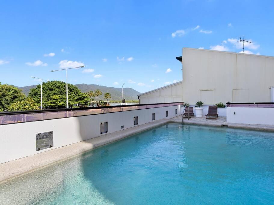 3 BEDROOM CBD WATERFRONT LUXURY APARTMENT