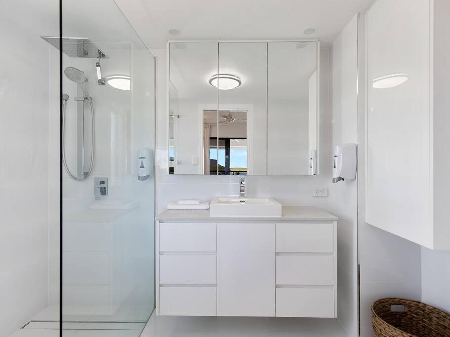 3 BEDROOM CBD WATERFRONT LUXURY APARTMENT