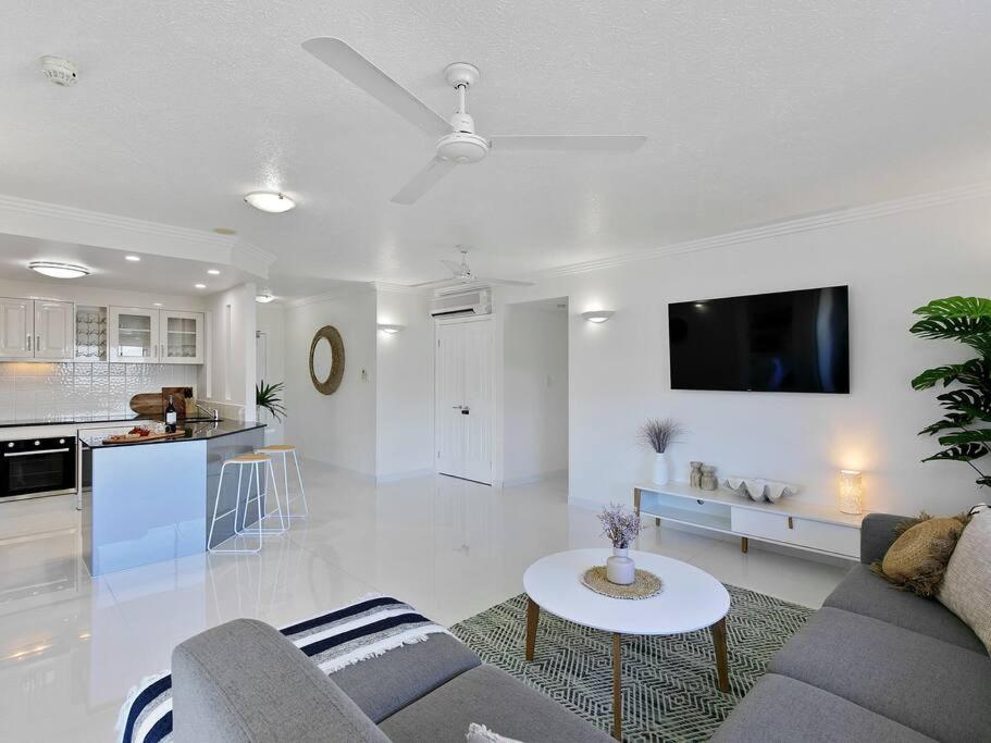 3 BEDROOM CBD WATERFRONT LUXURY APARTMENT