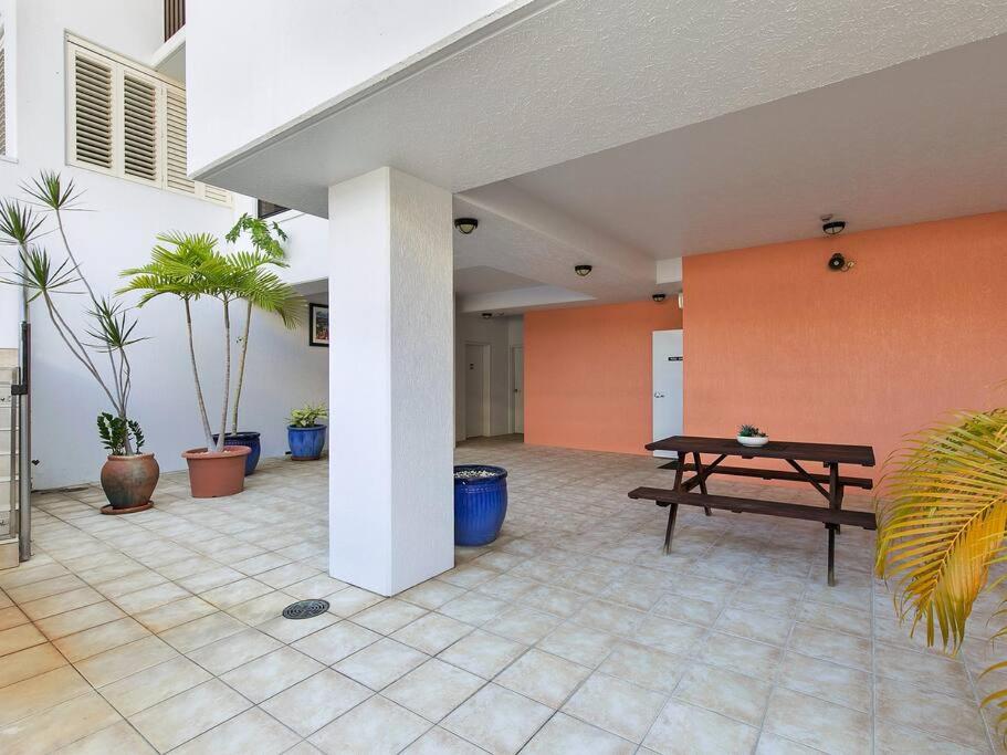 3 BEDROOM CBD WATERFRONT LUXURY APARTMENT
