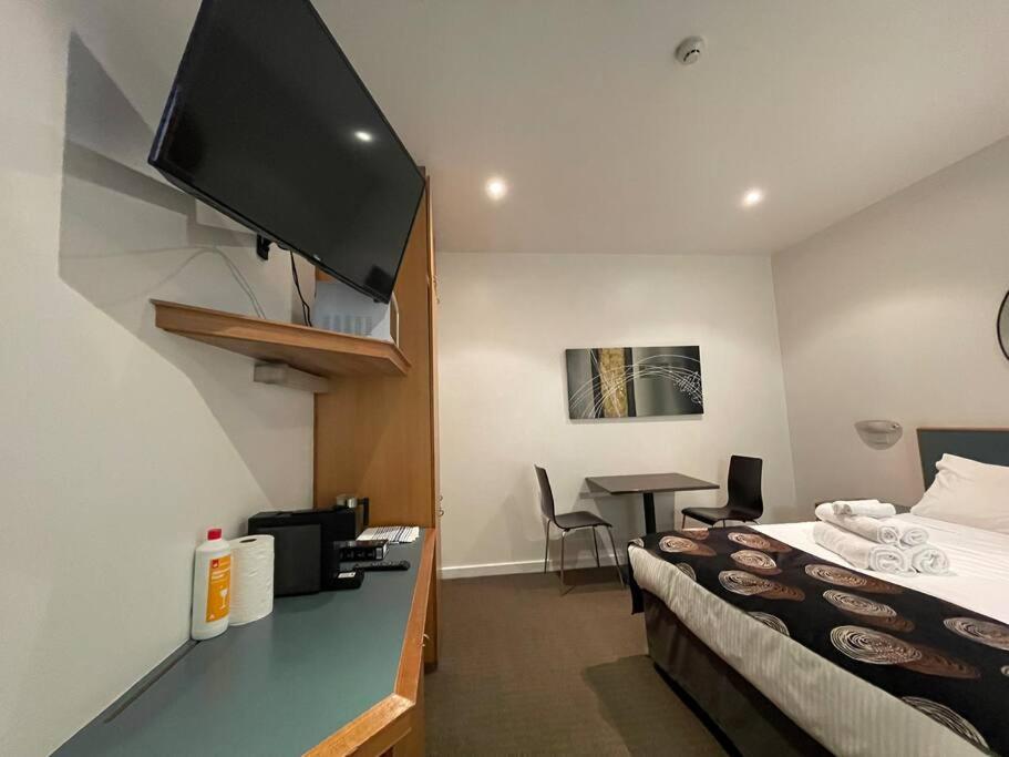 408 Lovely one BR ex hotel ensuite room in city