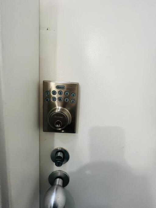 408 Lovely one BR ex hotel ensuite room in city