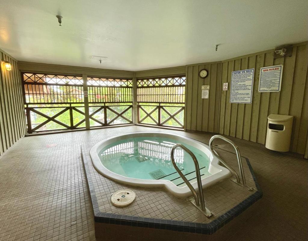 1BR plus Den in Marketplace Lodge, Village Location, Mountain Views, Complex Hot Tub