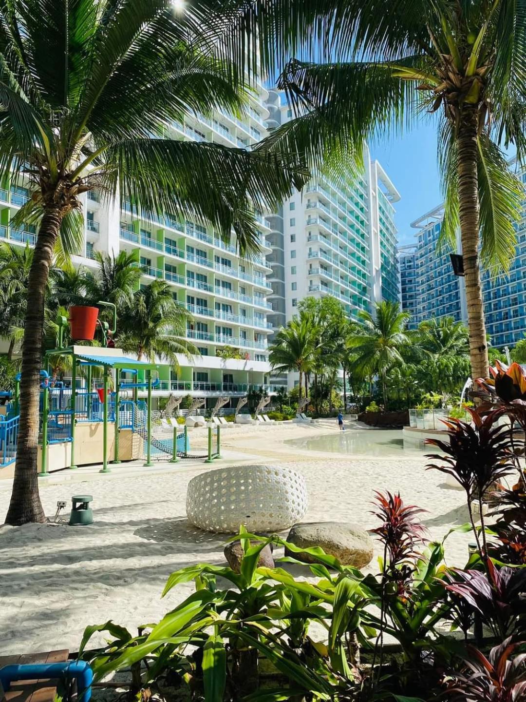 Azure Urban Resort by 3pleJ Suites view 5