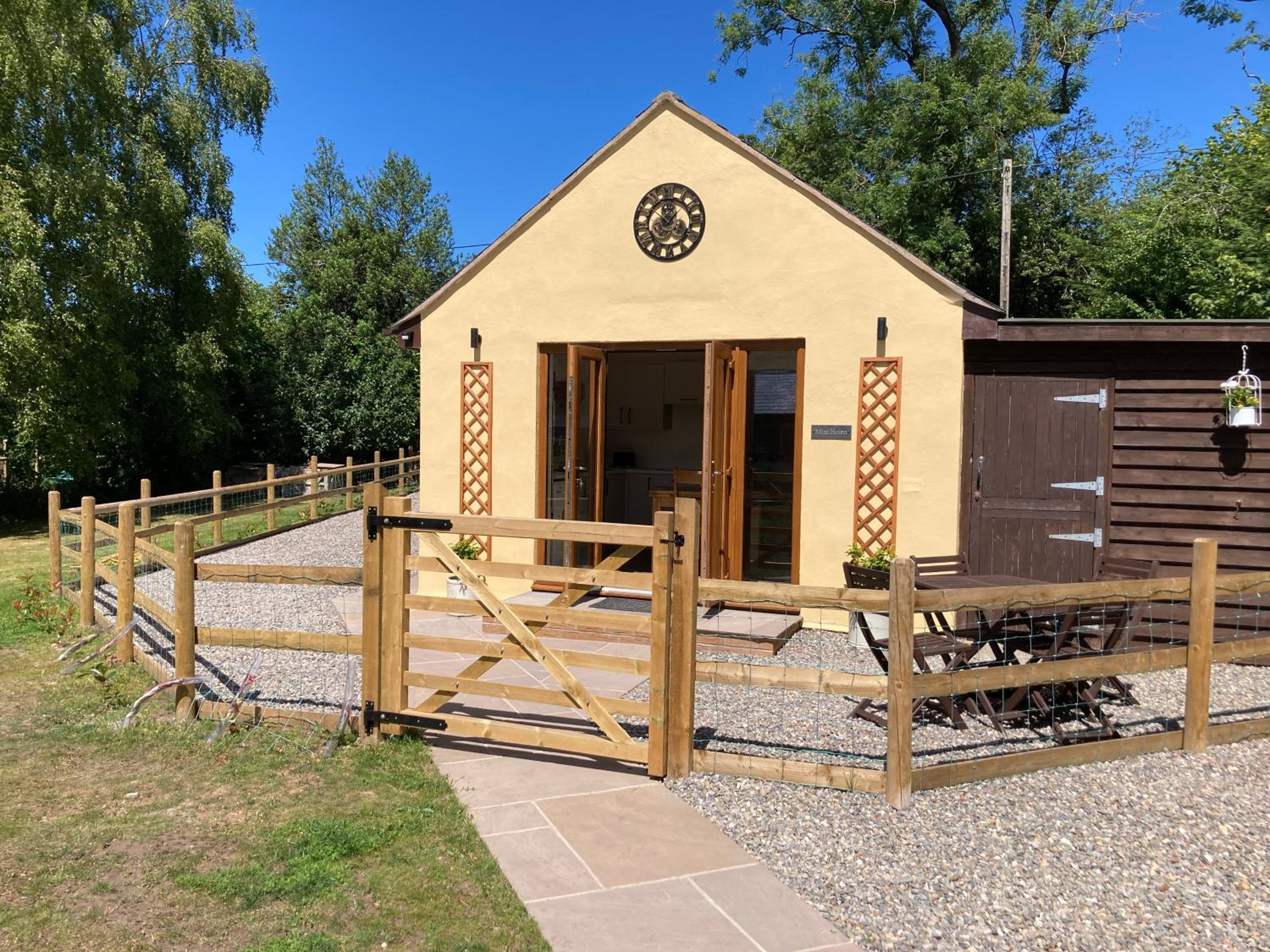 1 bedroomed Detached holiday retreat Pant view 3