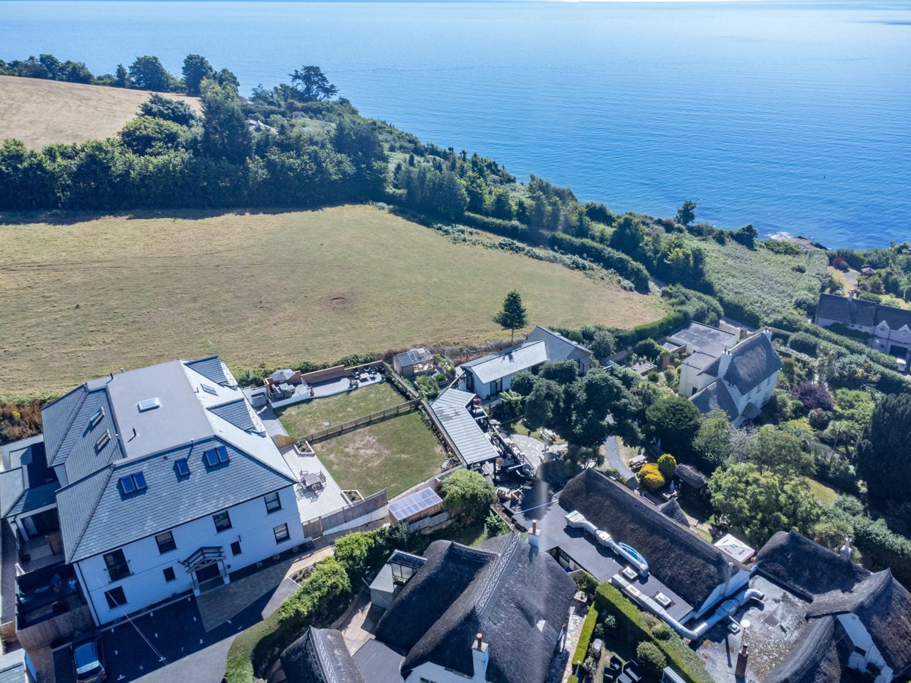 Stunning Coastal Apartment in Maidencombe with Sea Views & Garden