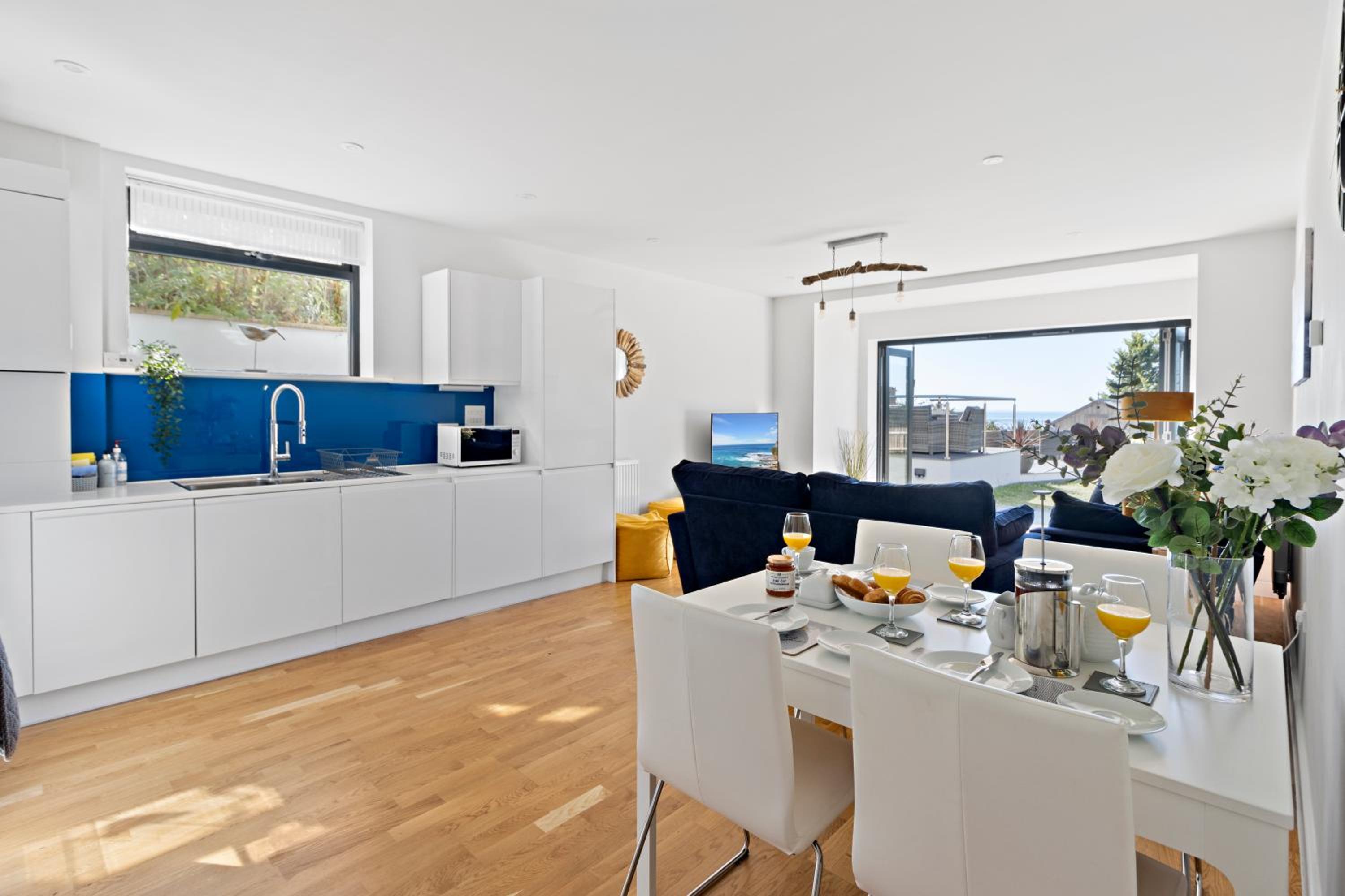 Stunning Coastal Apartment in Maidencombe with Sea Views & Garden