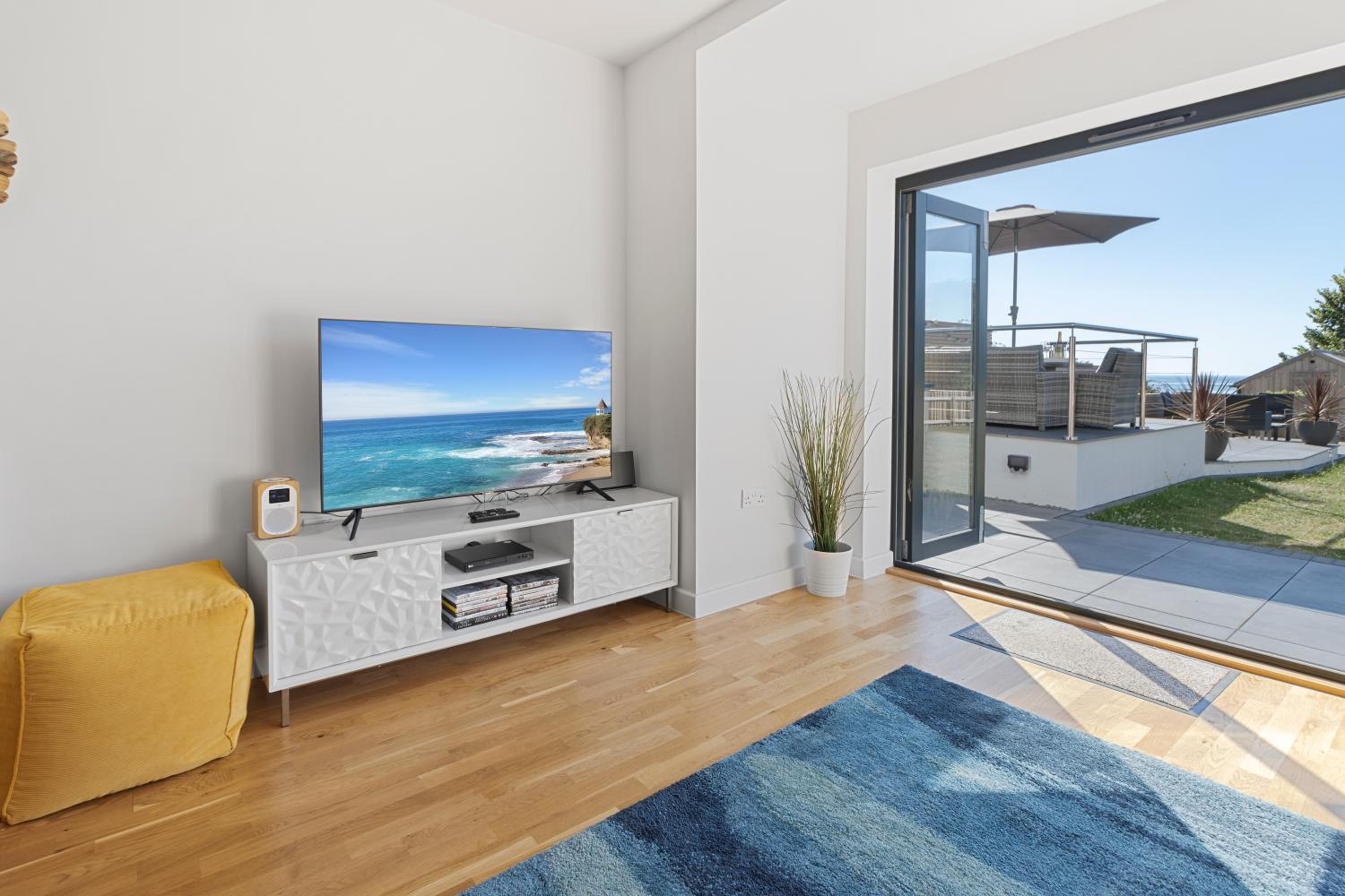 Stunning Coastal Apartment in Maidencombe with Sea Views & Garden
