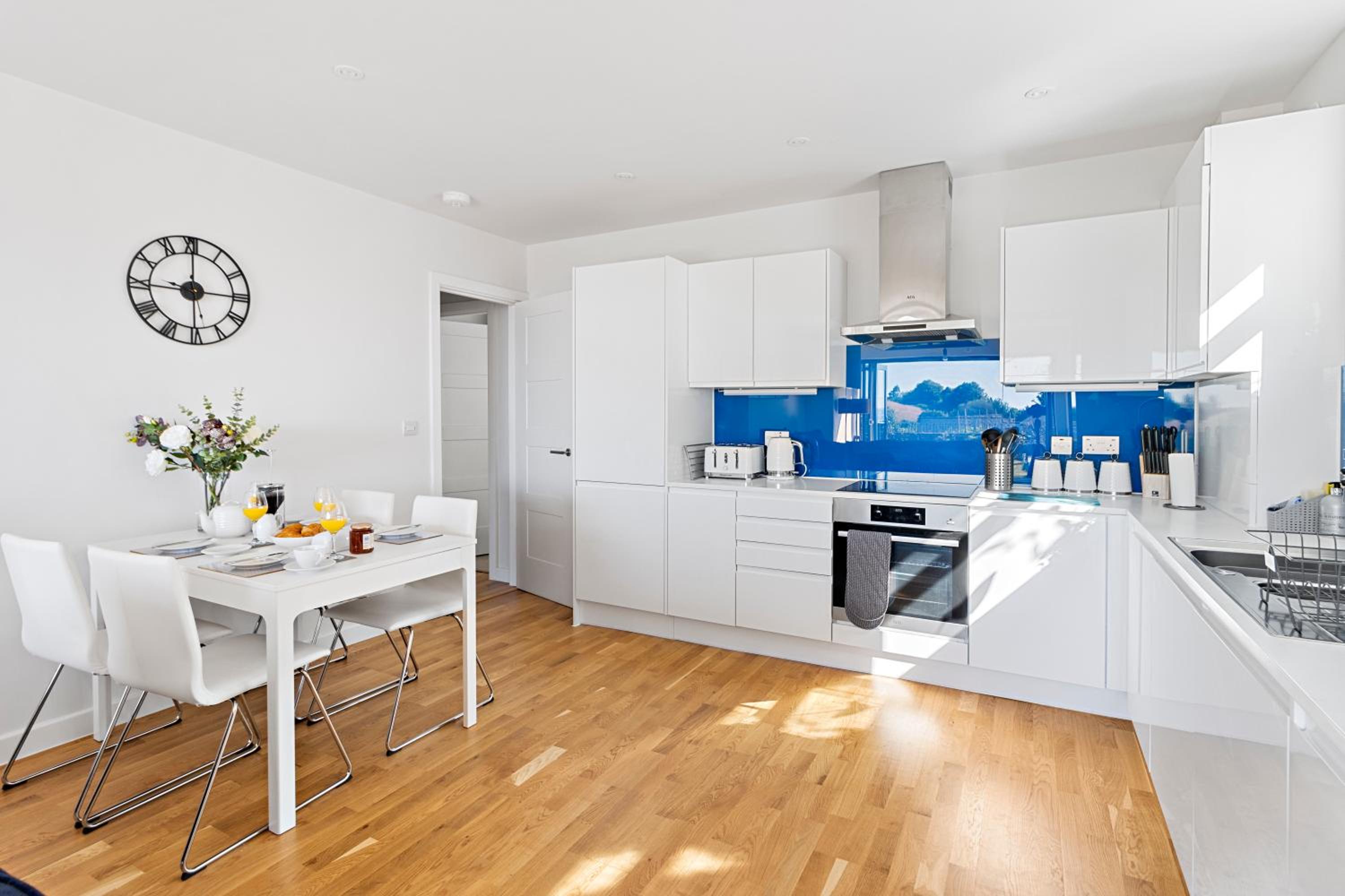 Stunning Coastal Apartment in Maidencombe with Sea Views & Garden