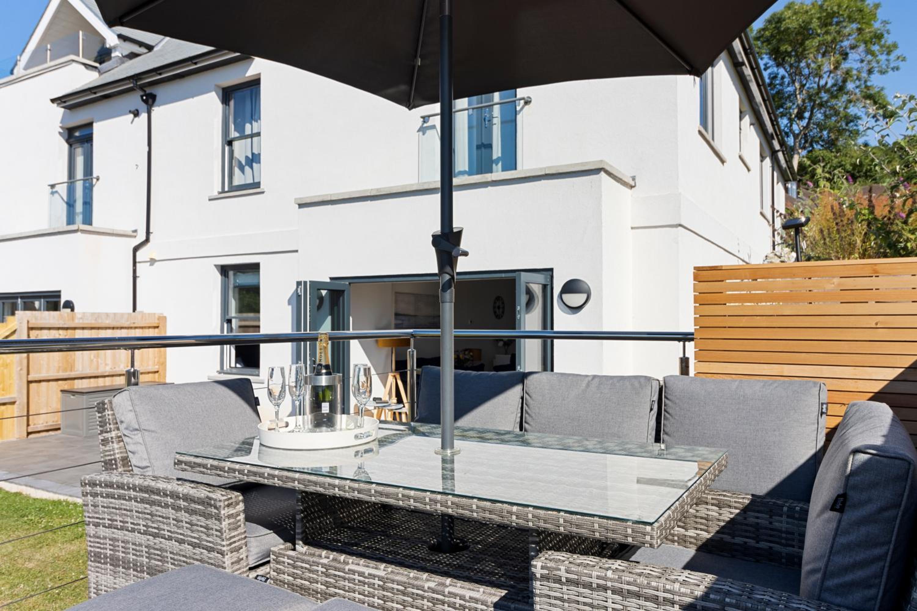 Stunning Coastal Apartment in Maidencombe with Sea Views & Garden