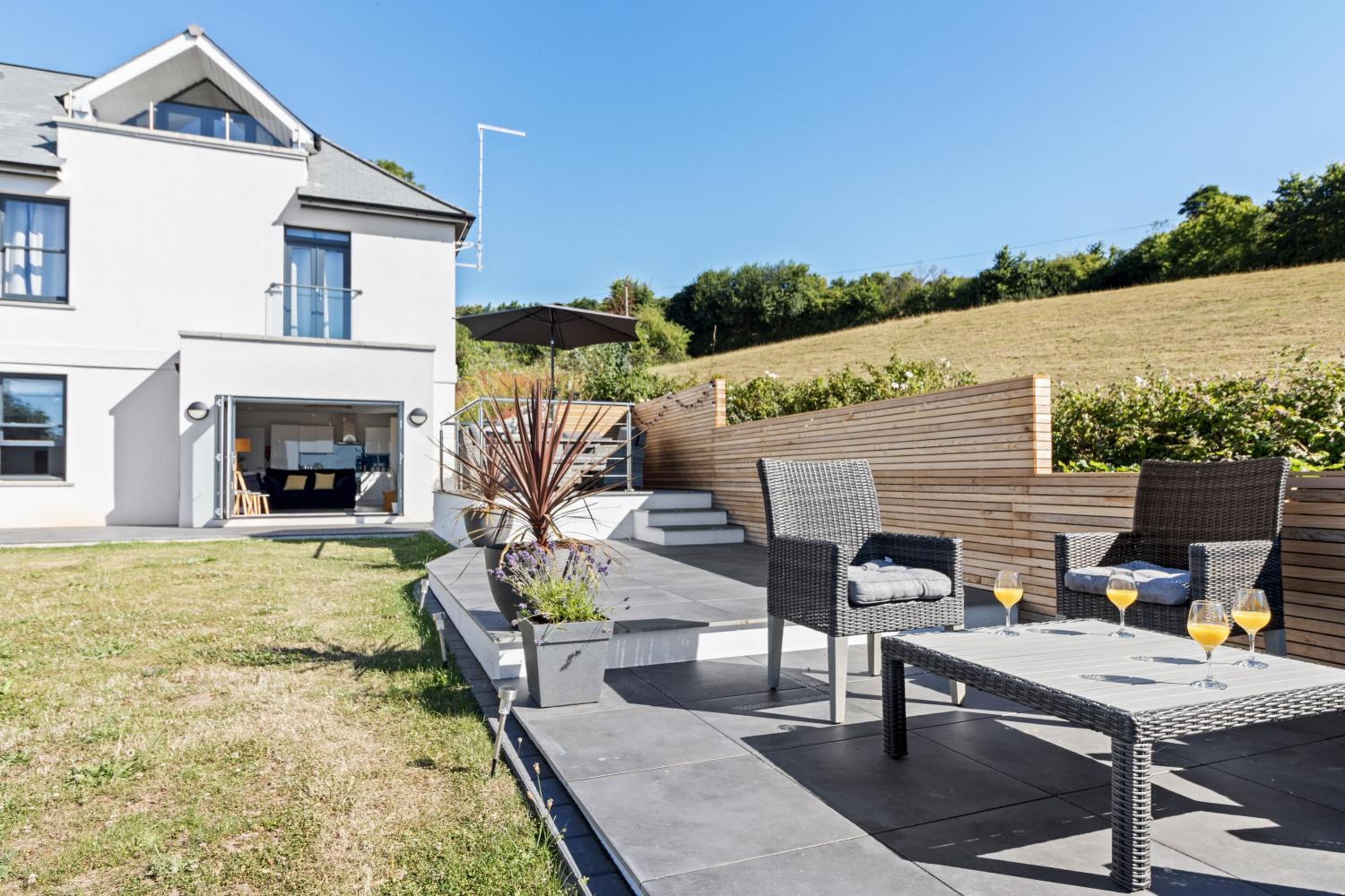 Stunning Coastal Apartment in Maidencombe with Sea Views & Garden