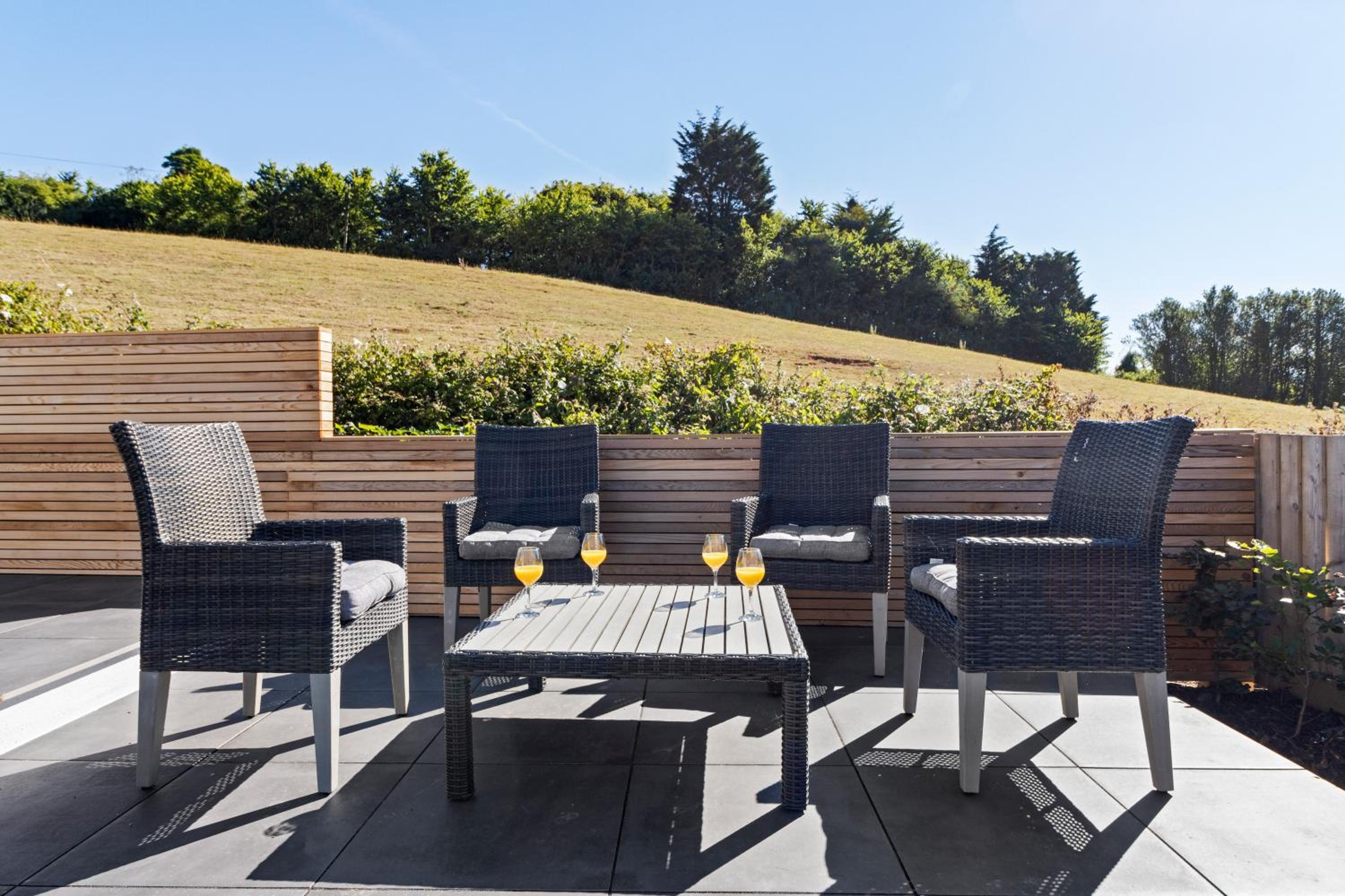 Stunning Coastal Apartment in Maidencombe with Sea Views & Garden