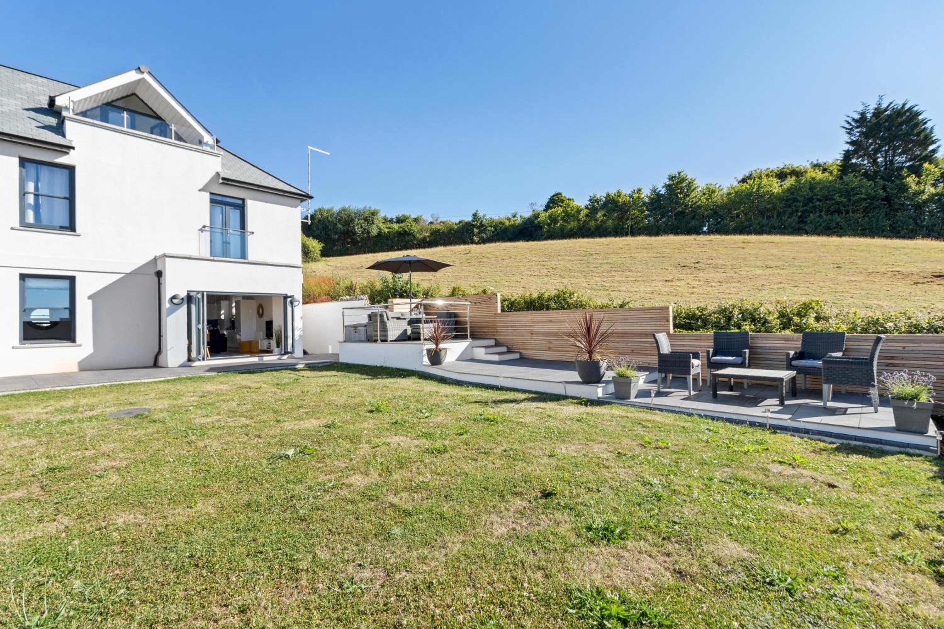 Stunning Coastal Apartment in Maidencombe with Sea Views & Garden