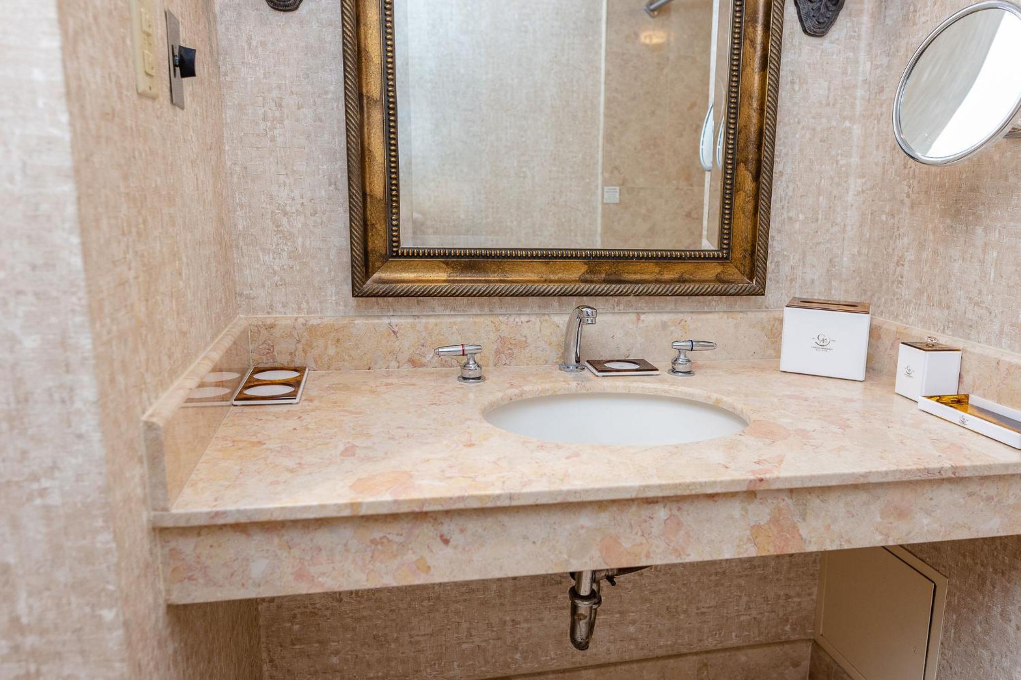 Chateau Merrimack Hotel & Spa