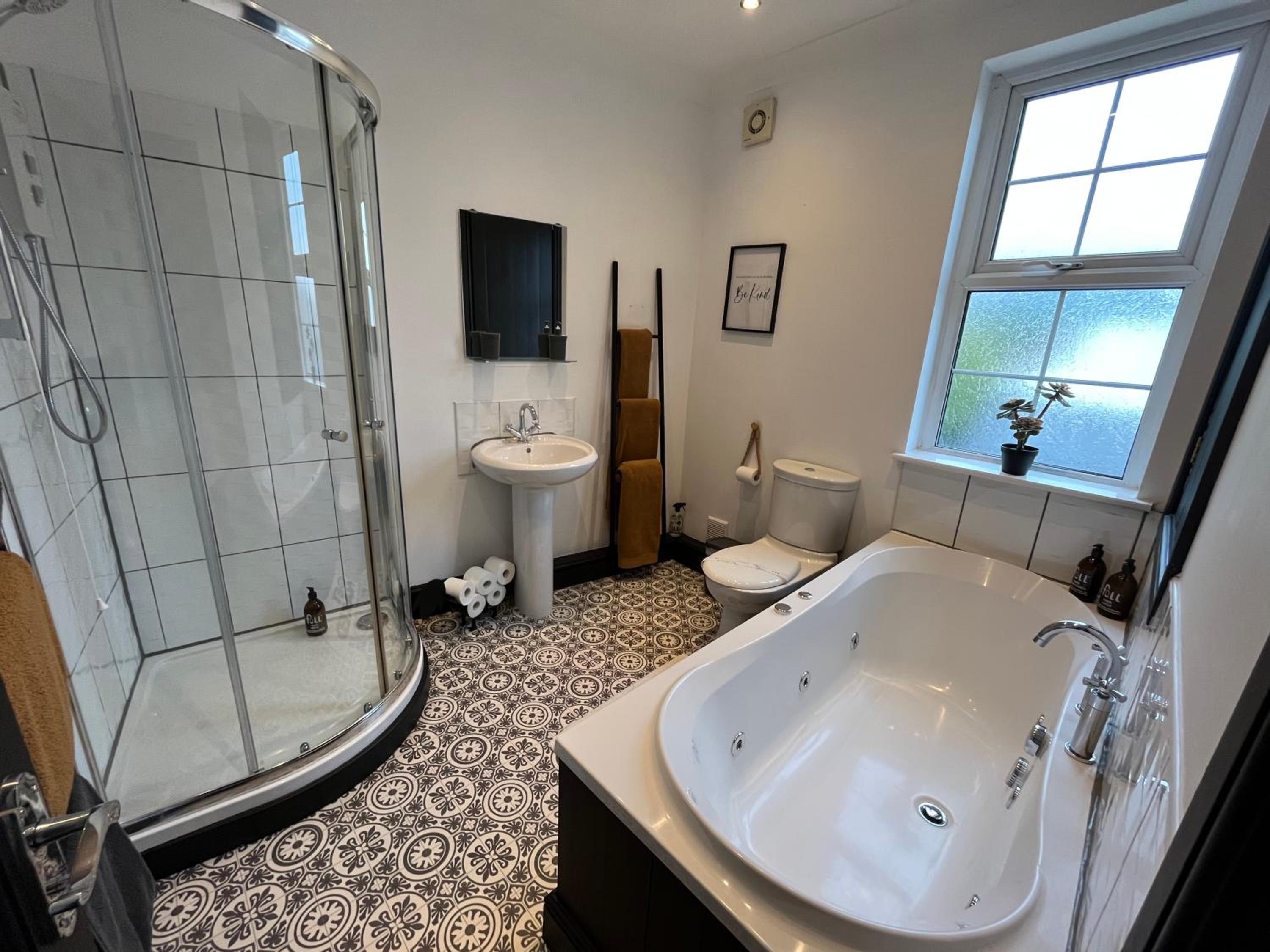 Contemporary & Chic inner terrace 5 mins from Barnsley town centre view 5