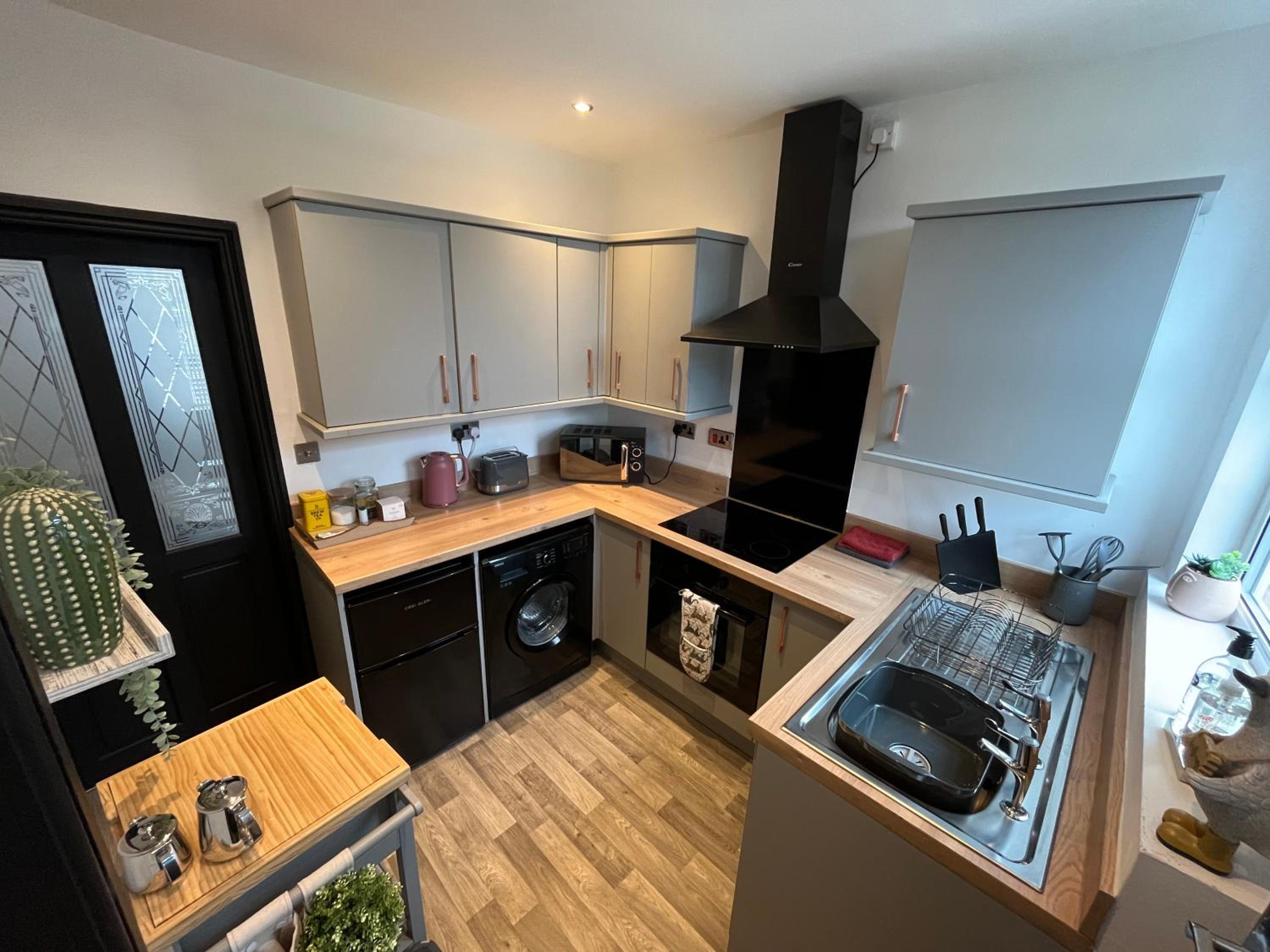 Contemporary & Chic inner terrace 5 mins from Barnsley town centre view 3