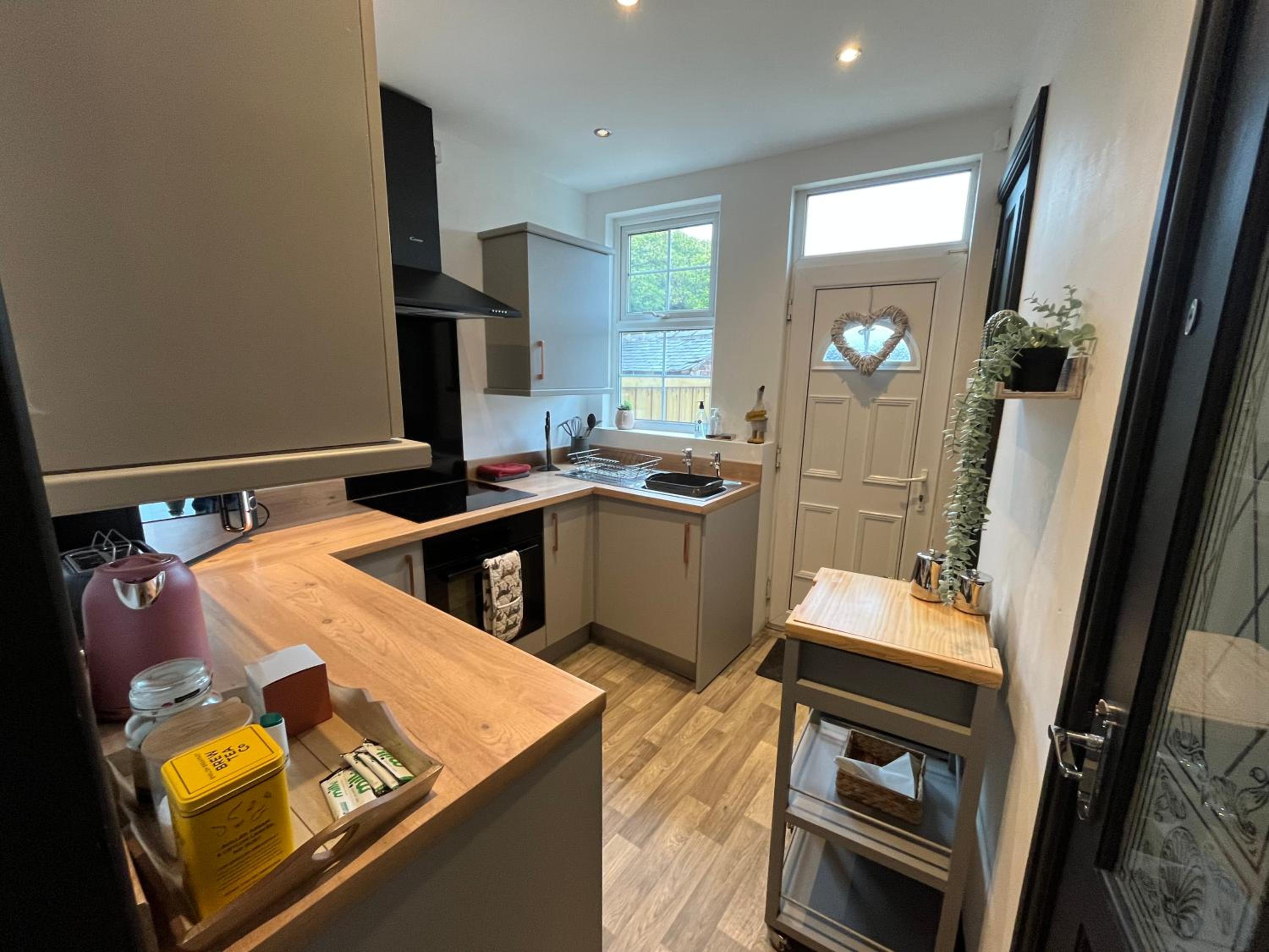 Contemporary & Chic inner terrace 5 mins from Barnsley town centre view 4
