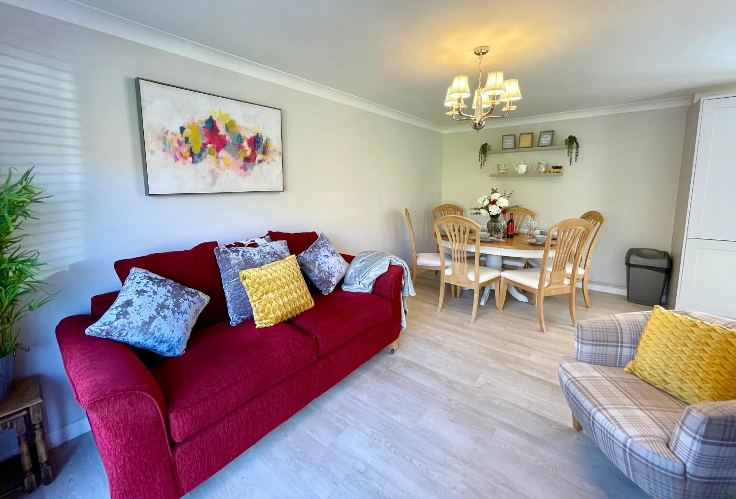 Charming 2 Bedroom Bungalow with open plan living view 4