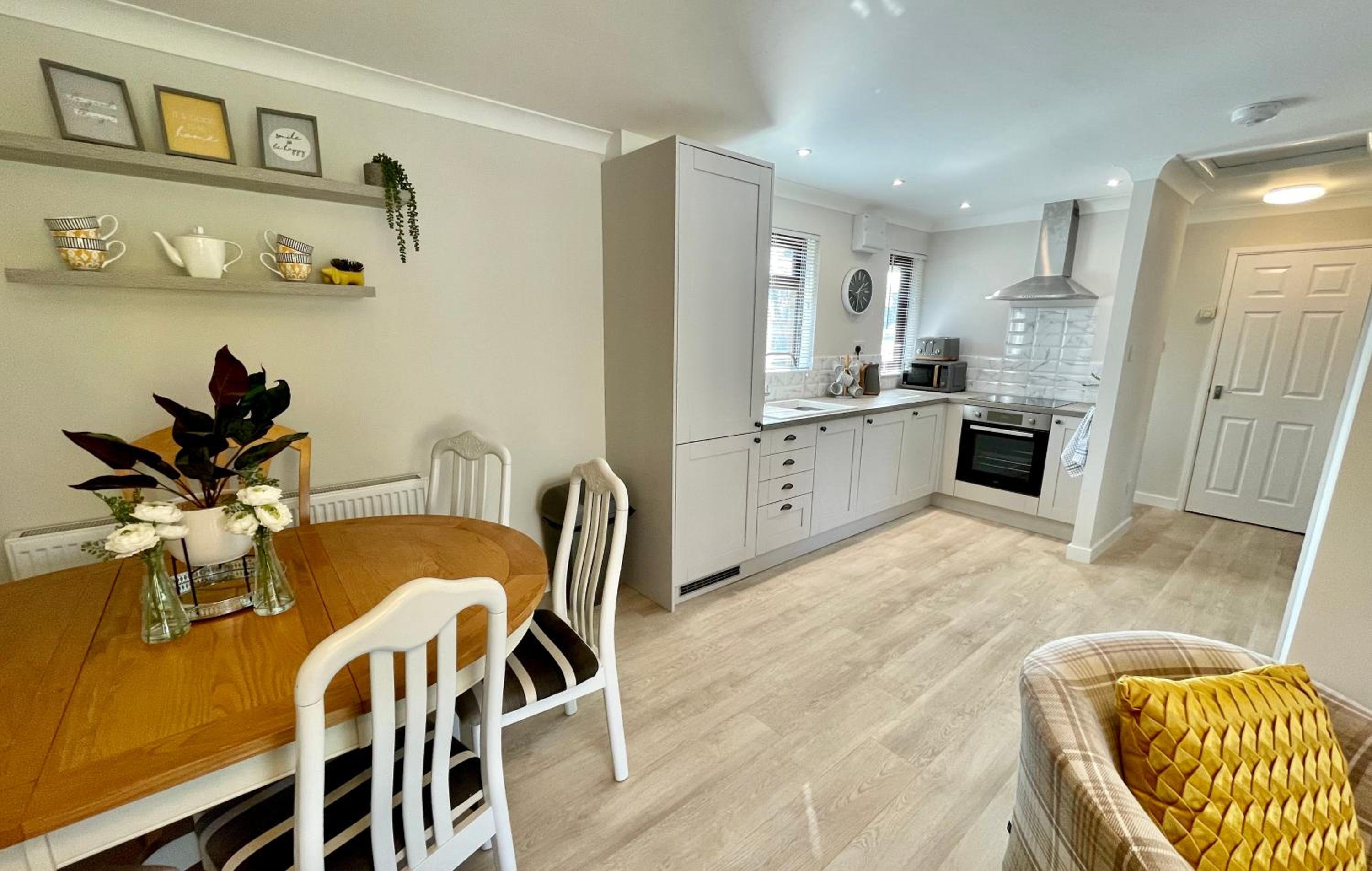 Charming 2 Bedroom Bungalow with open plan living view 3