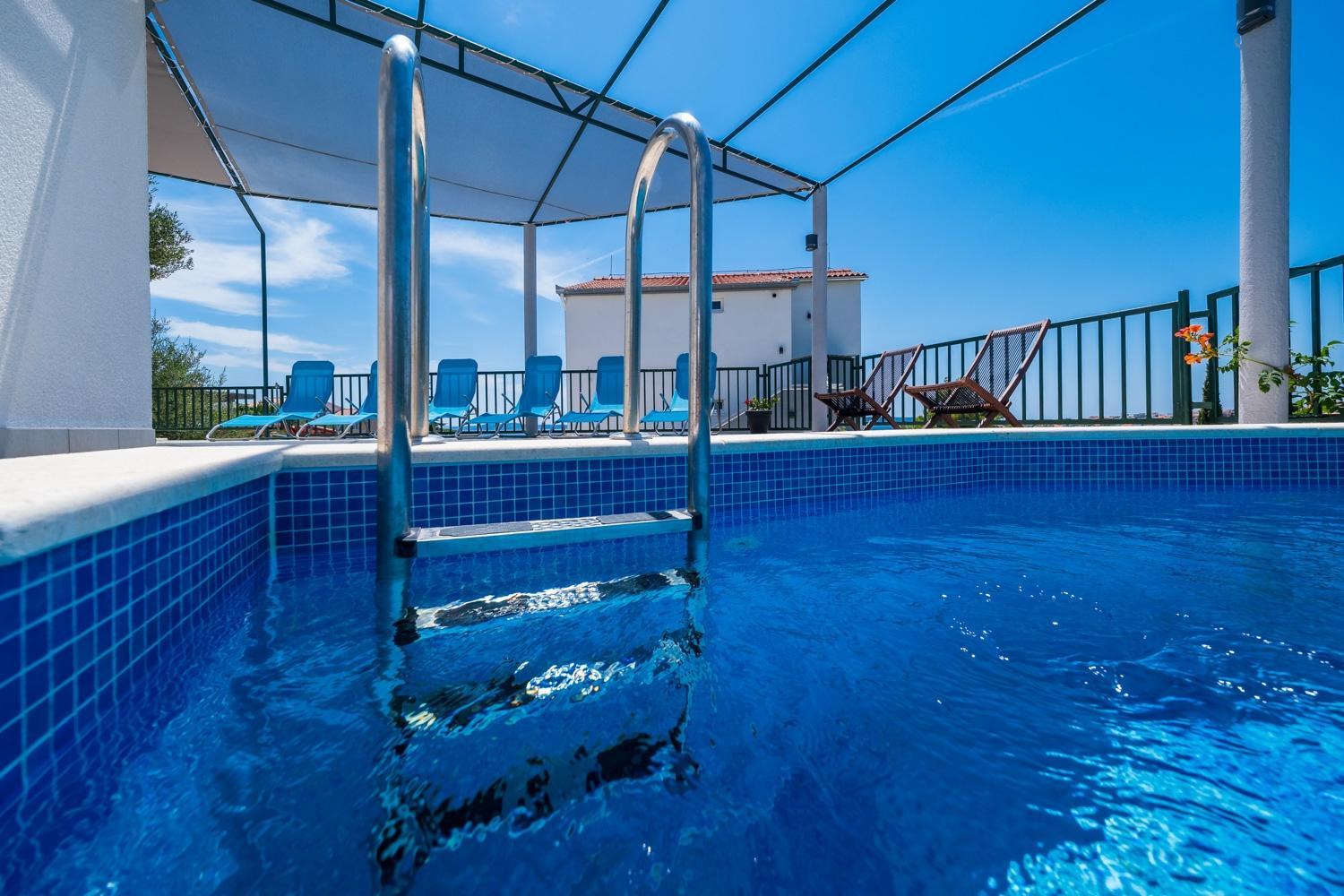 Family-friendly apartments with swimming pool Mavarstica, Ciovo - 18744