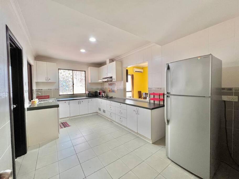 5 BEDROOMS MARINA COURT PENTHOUSE VACATION HOME KOTA KINABALU - 15 pax photo 8