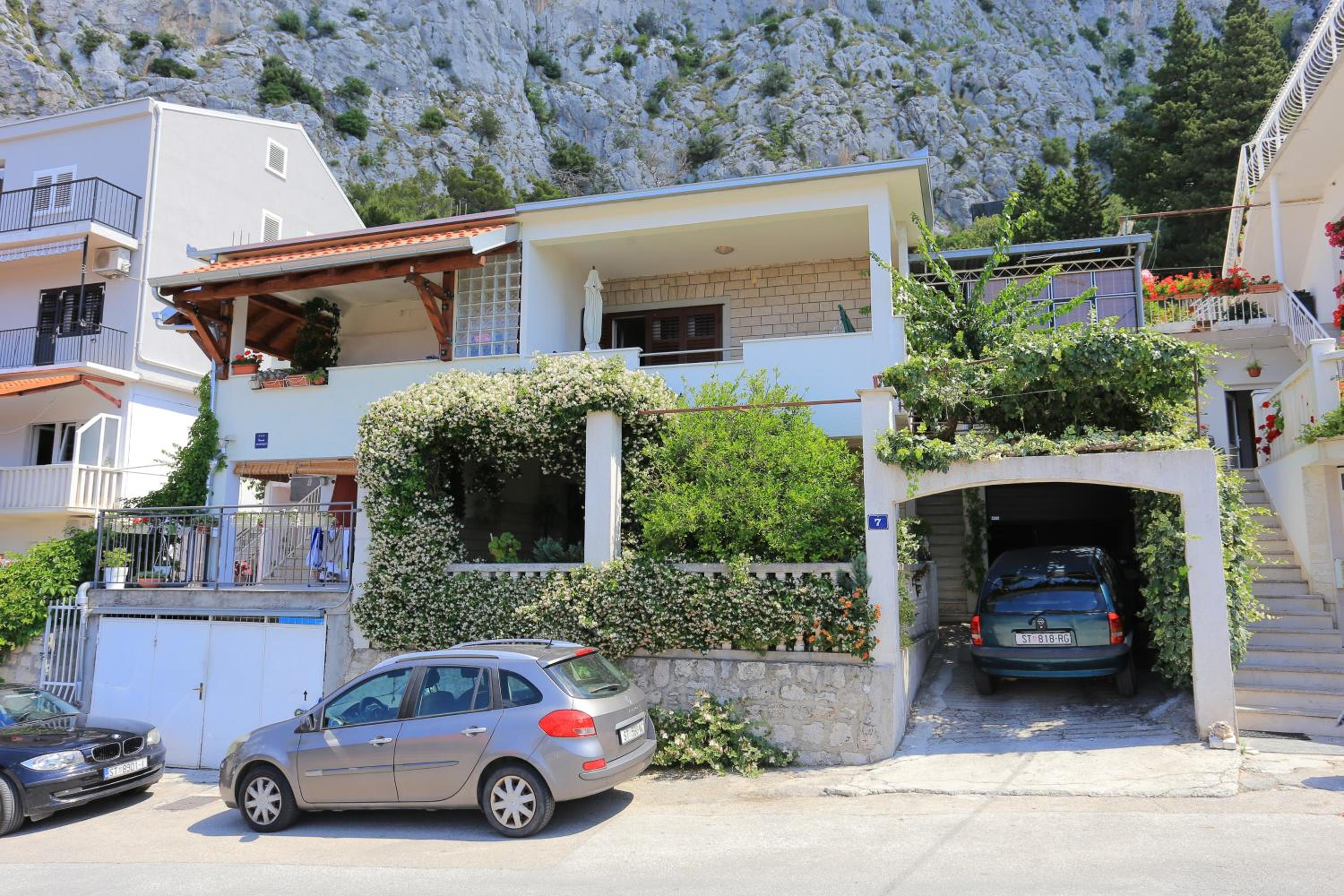 Apartments with parking space Omis - 18919 view 3