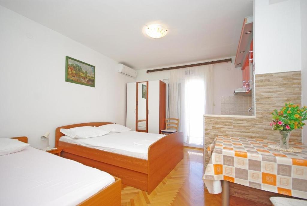 Apartments with hot tub Makarska - 18898 view 3