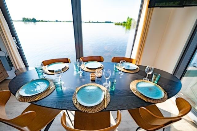 Houseboat 