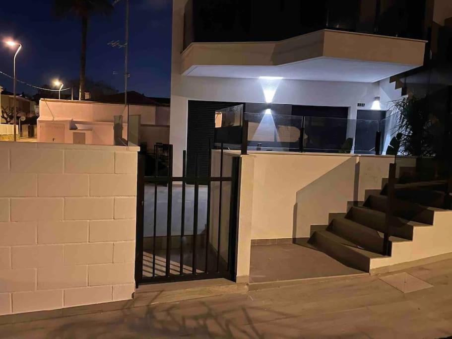 Frontsea Beach bungalow with swiming pool and long terrace