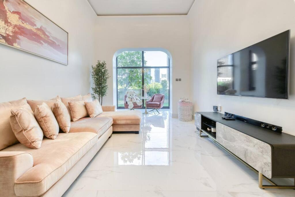 Downtown Beautiful 1bed with outdoor Garden