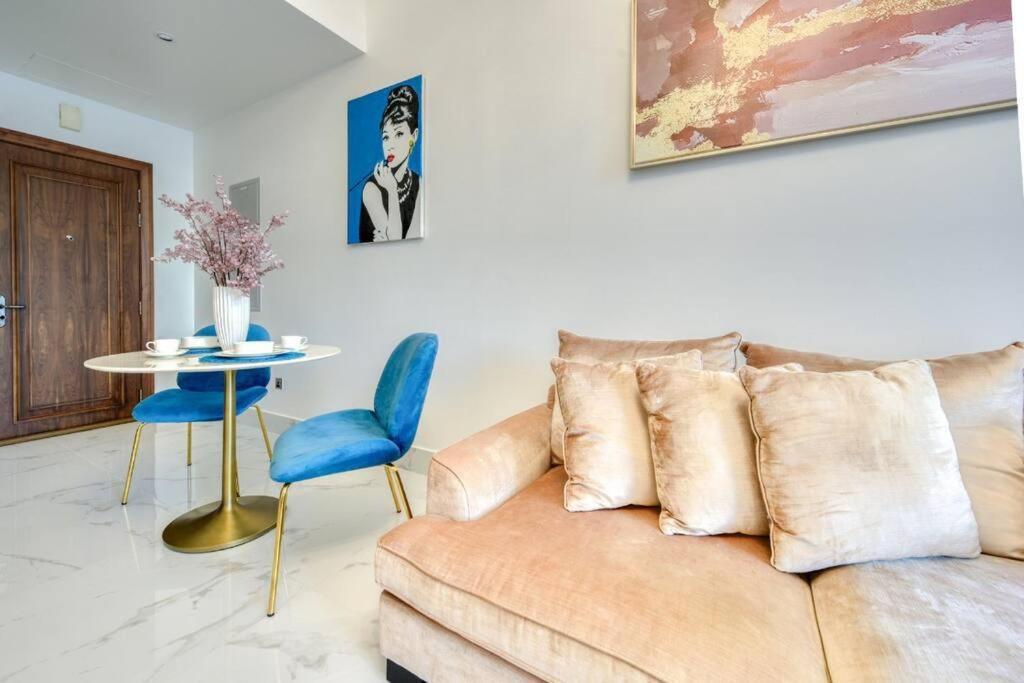 Downtown Beautiful 1bed with outdoor Garden