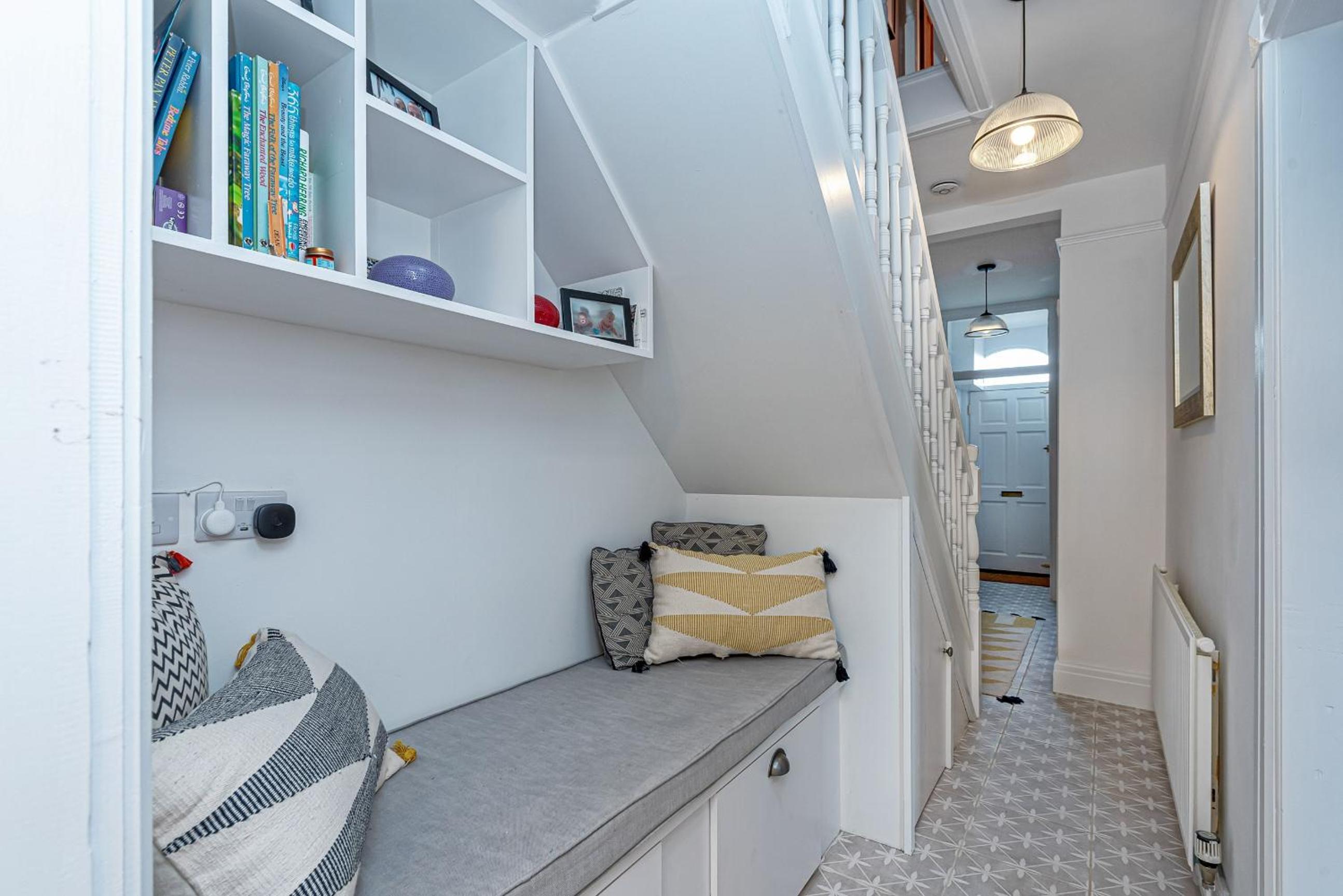 Beautiful Redbrick Home in Ruthin Centre & Parking view 3