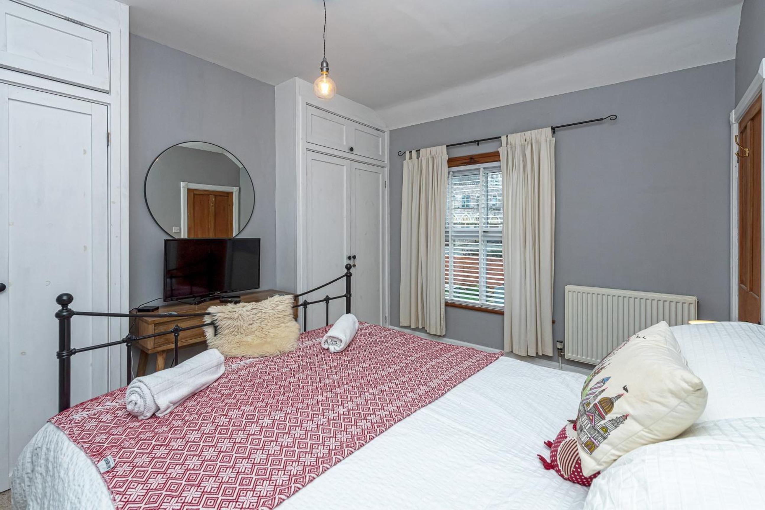 Beautiful Redbrick Home in Ruthin Centre & Parking view 4