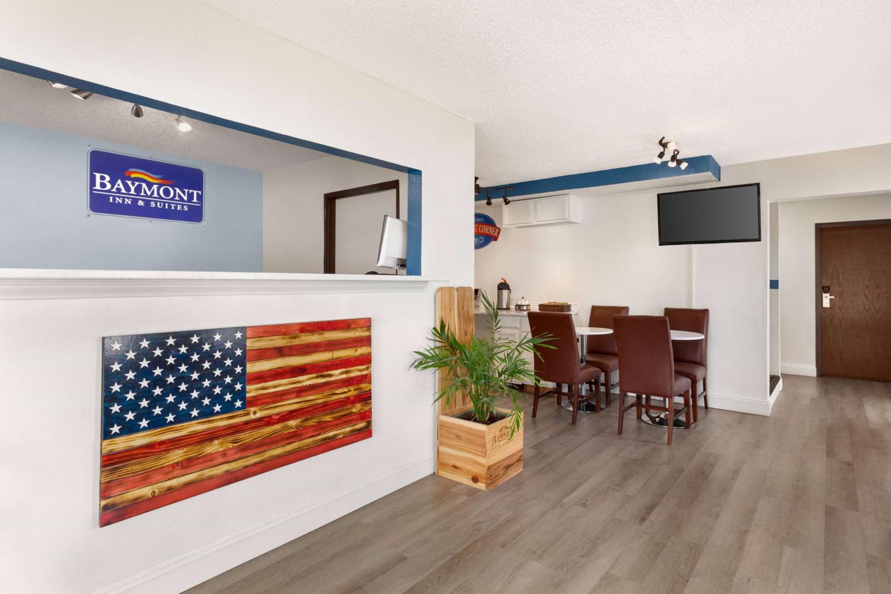 Hutchinson Vacations - Baymont by Wyndham Hutchinson - Property Image 3
