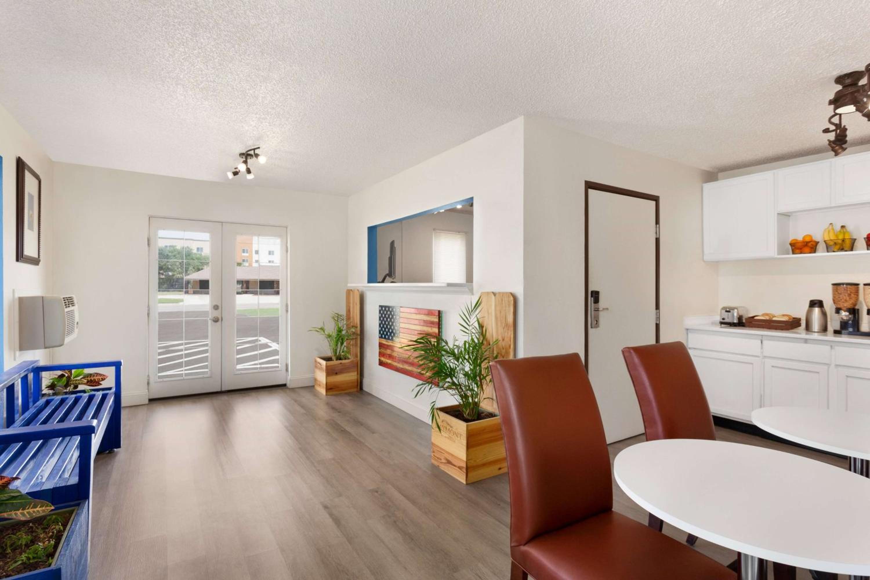 Hutchinson Vacations - Baymont by Wyndham Hutchinson - Property Image 2