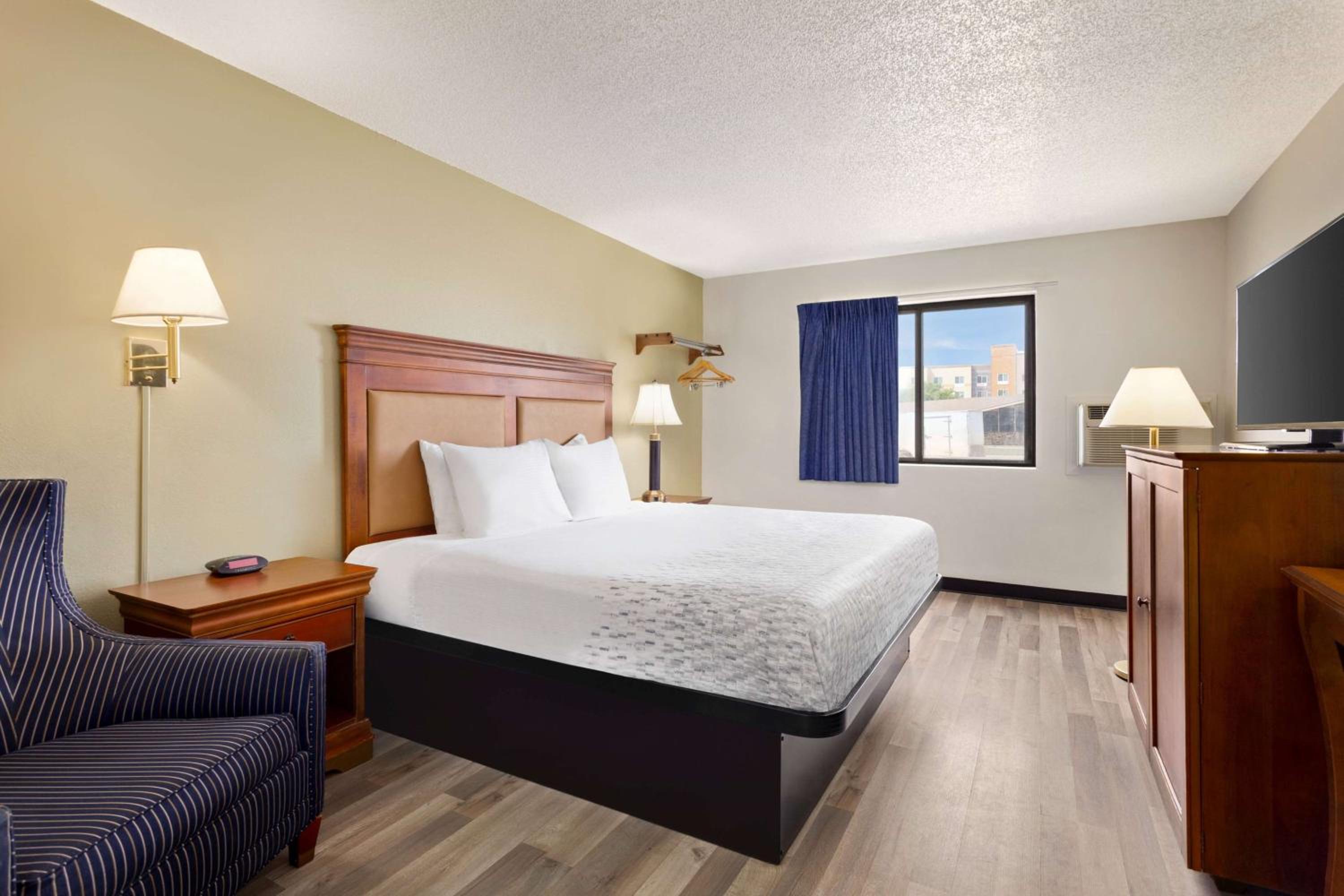 Hutchinson Vacations - Baymont by Wyndham Hutchinson - Property Image 4