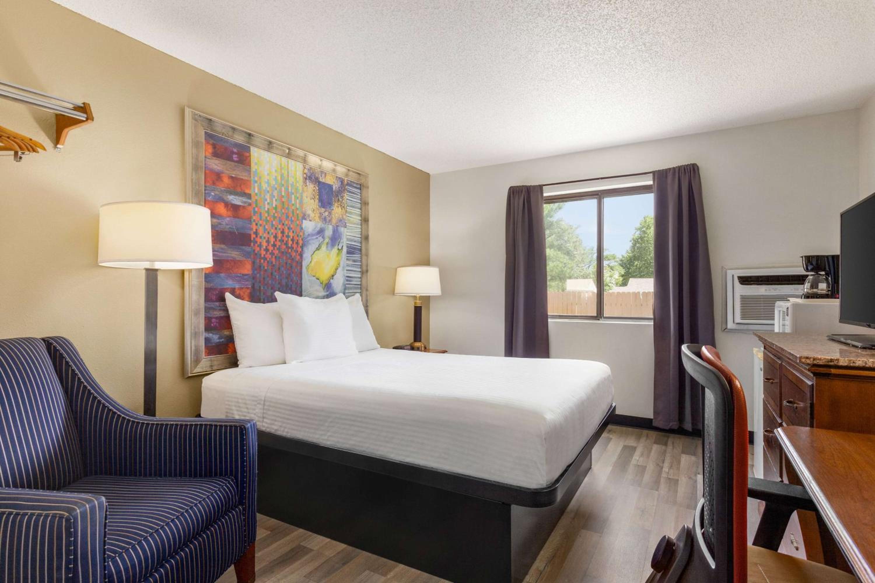 Hutchinson Vacations - Baymont by Wyndham Hutchinson - Property Image 5
