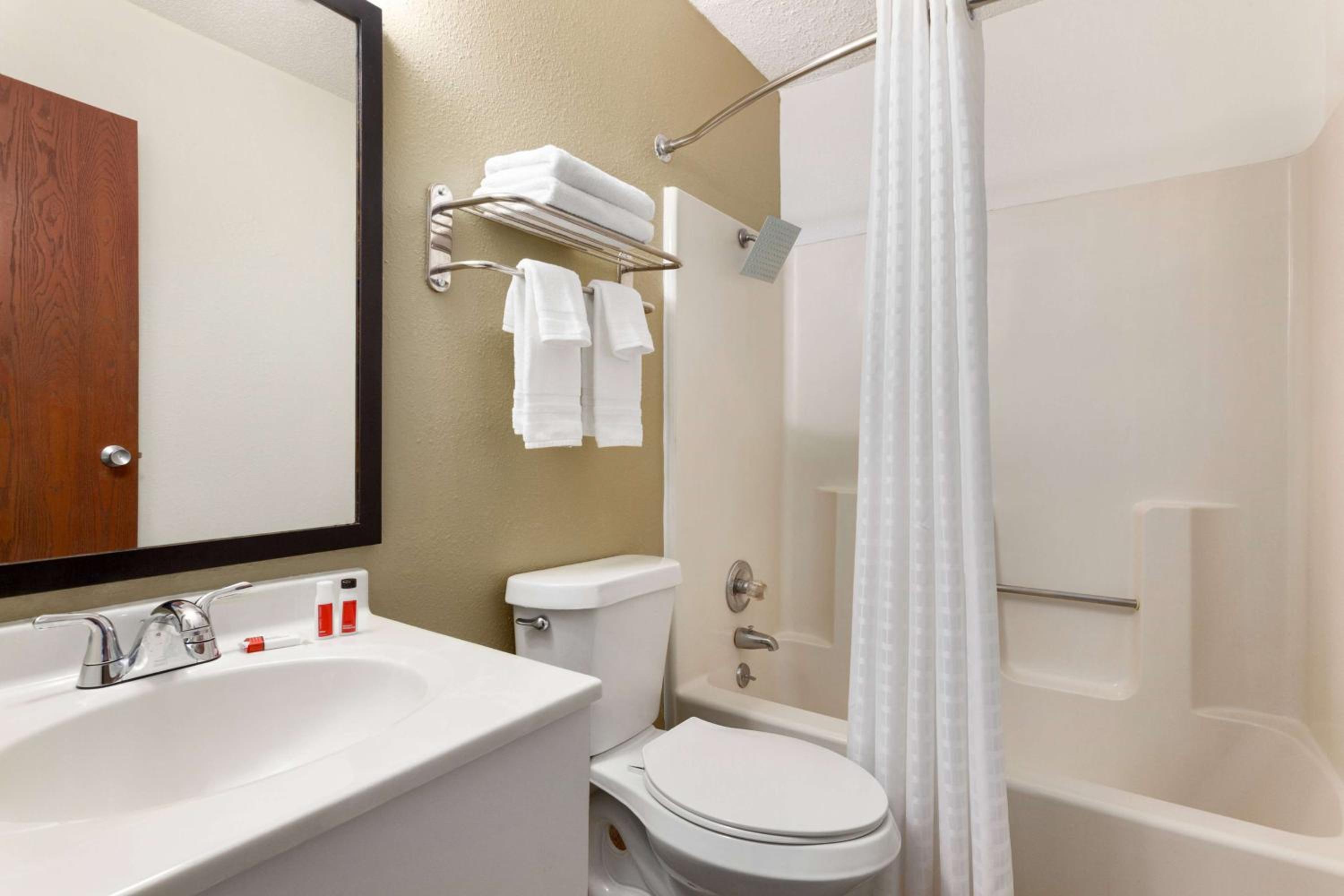 Hutchinson Vacations - Baymont by Wyndham Hutchinson - Property Image 9
