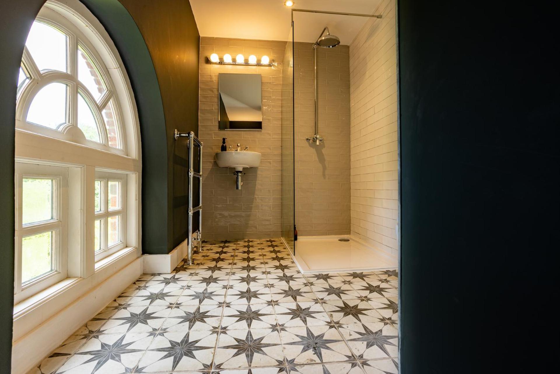 Eastwood Observatory: 12 bedrooms, swimming pool and tennis court view 3
