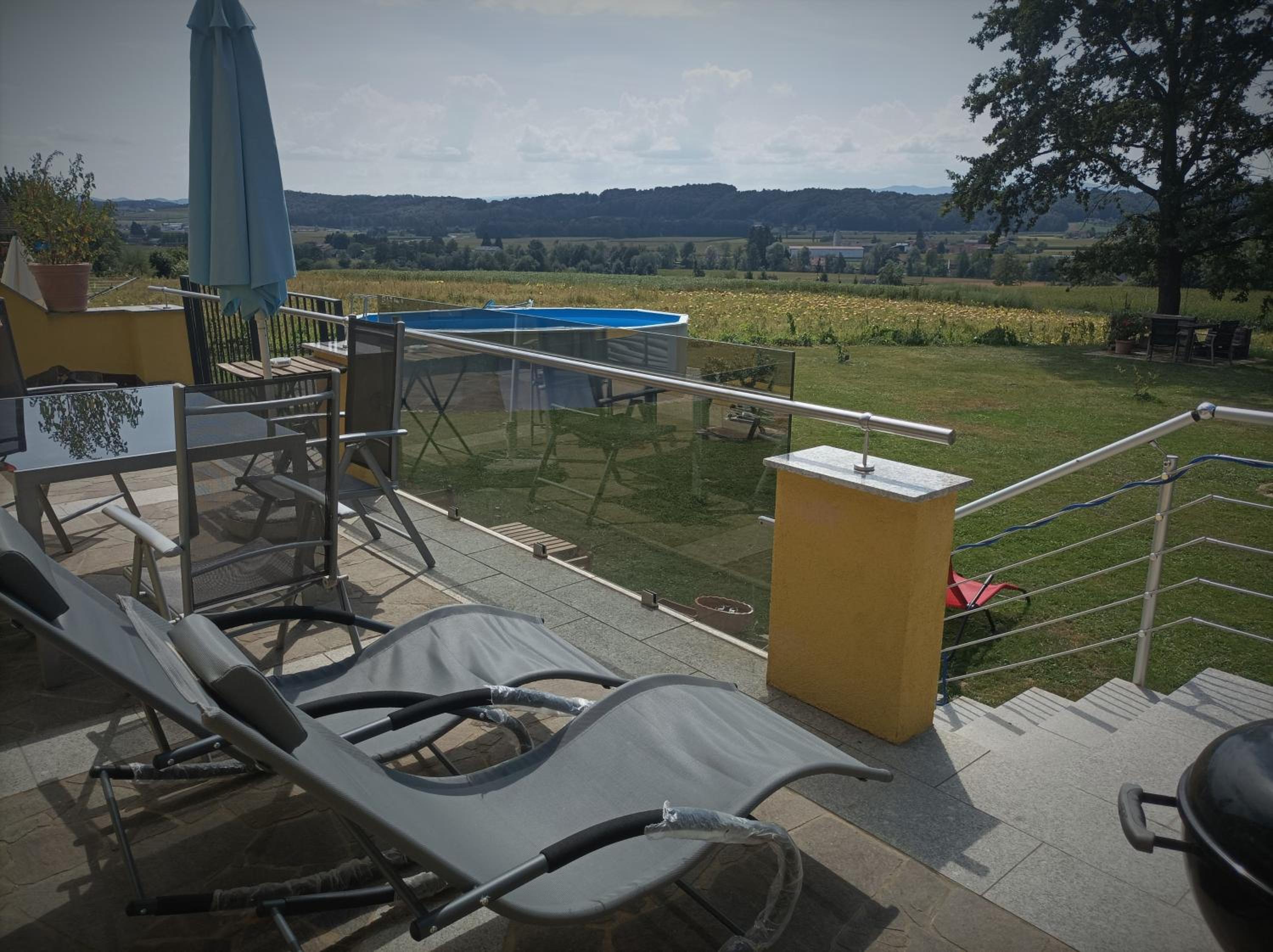 HAUS SONBERG mit Garten, Pool, Fasssauna, semi detached house with garden