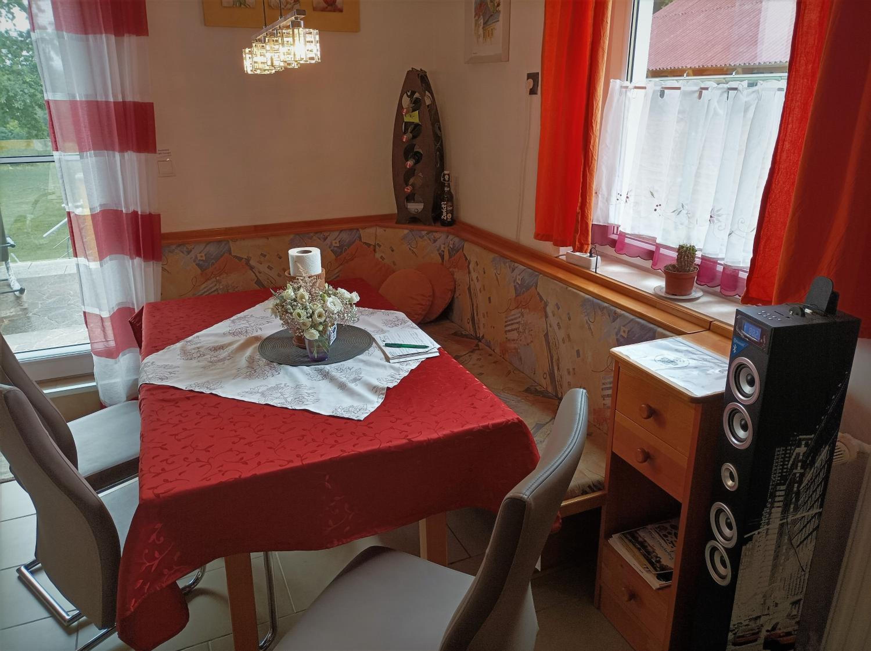HAUS SONBERG mit Garten, Pool, Fasssauna, semi detached house with garden