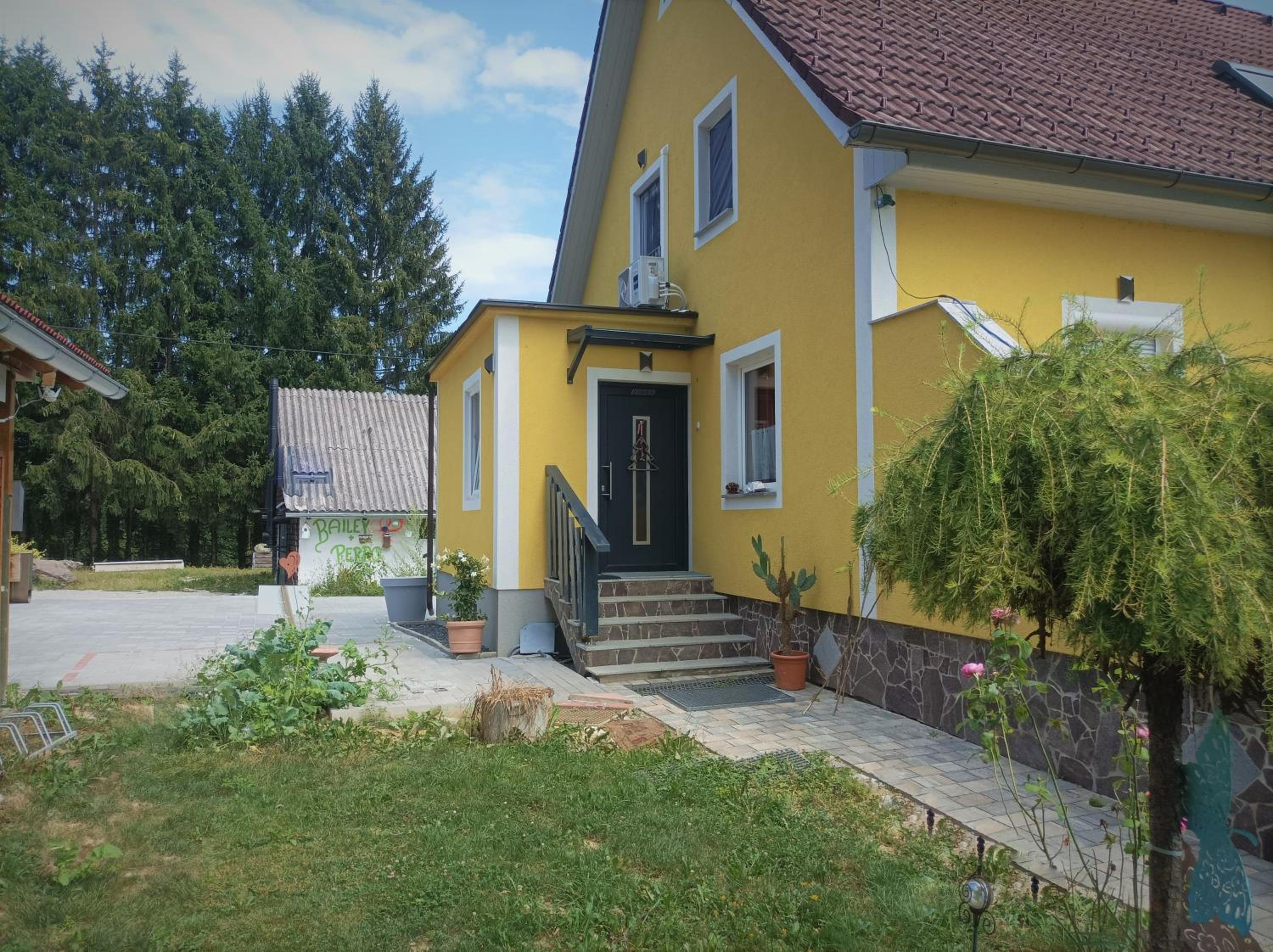HAUS SONBERG mit Garten, Pool, Fasssauna, semi detached house with garden