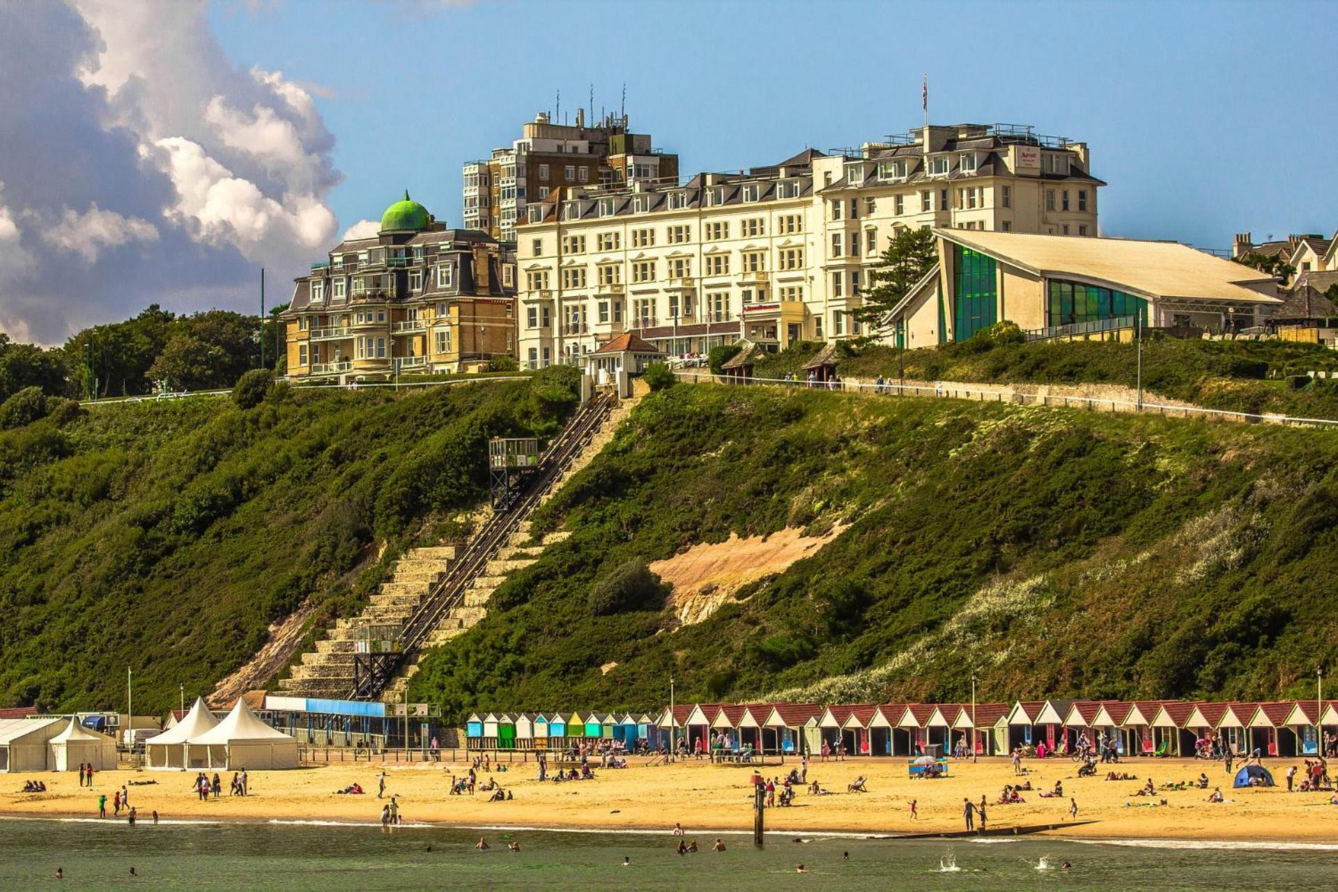 Bournemouth Cozy 3 Bedrooms Near Beach With Parking view 4