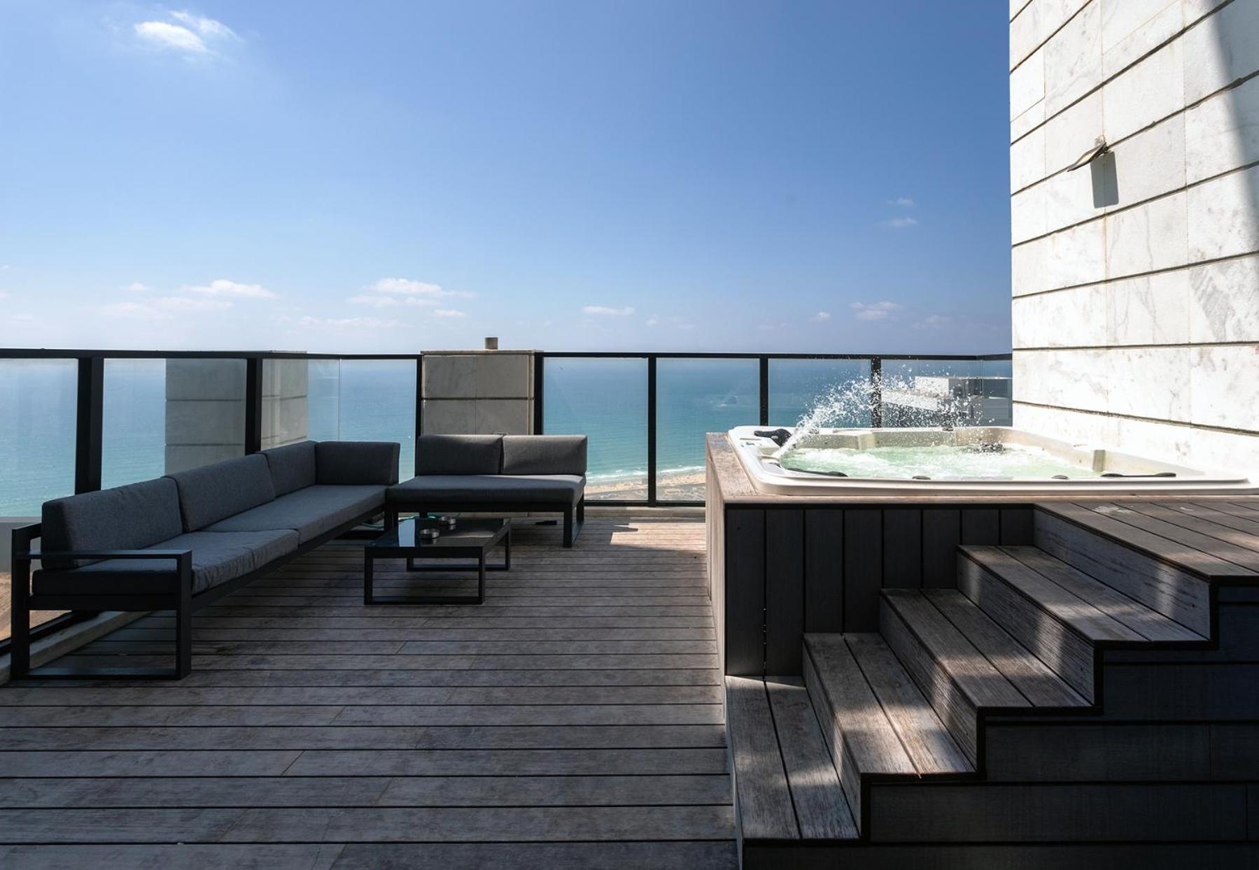 Sea-Breeze Penthouse with Jacuzzi view 5