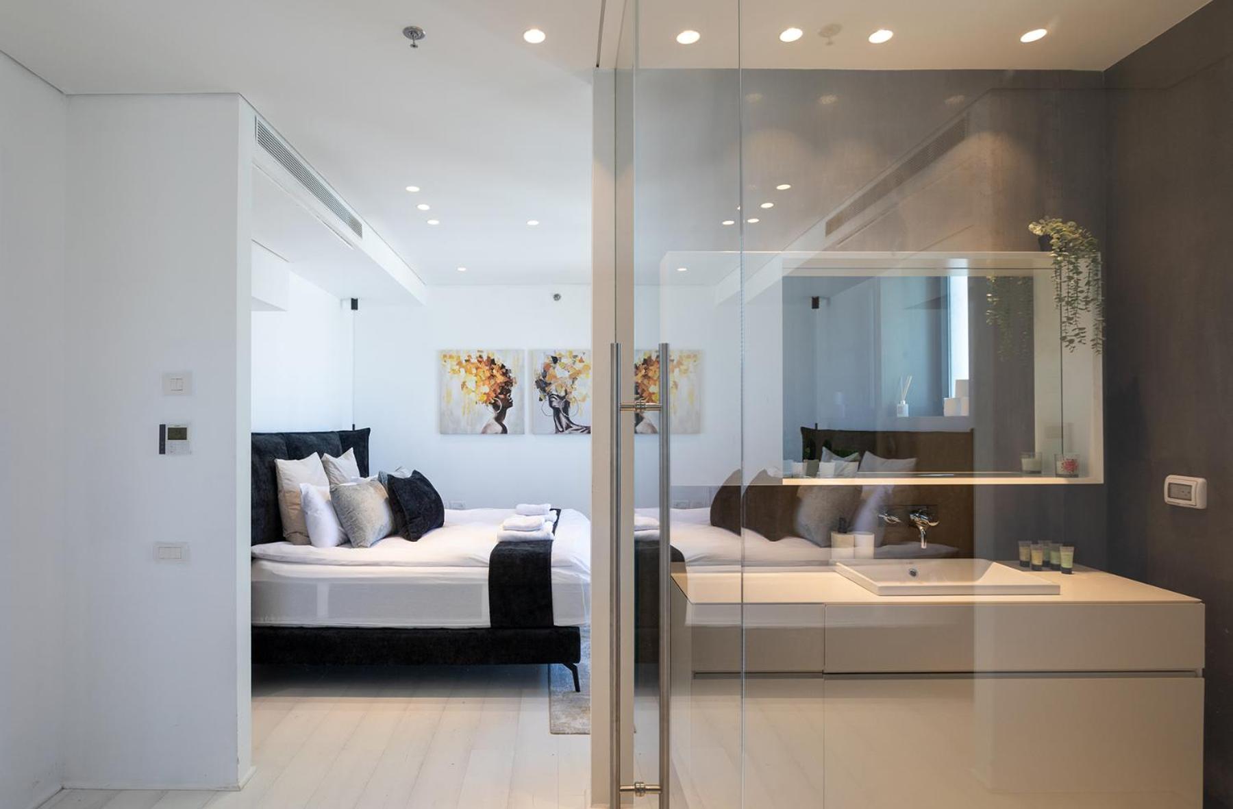Sea-Breeze Penthouse with Jacuzzi view 4