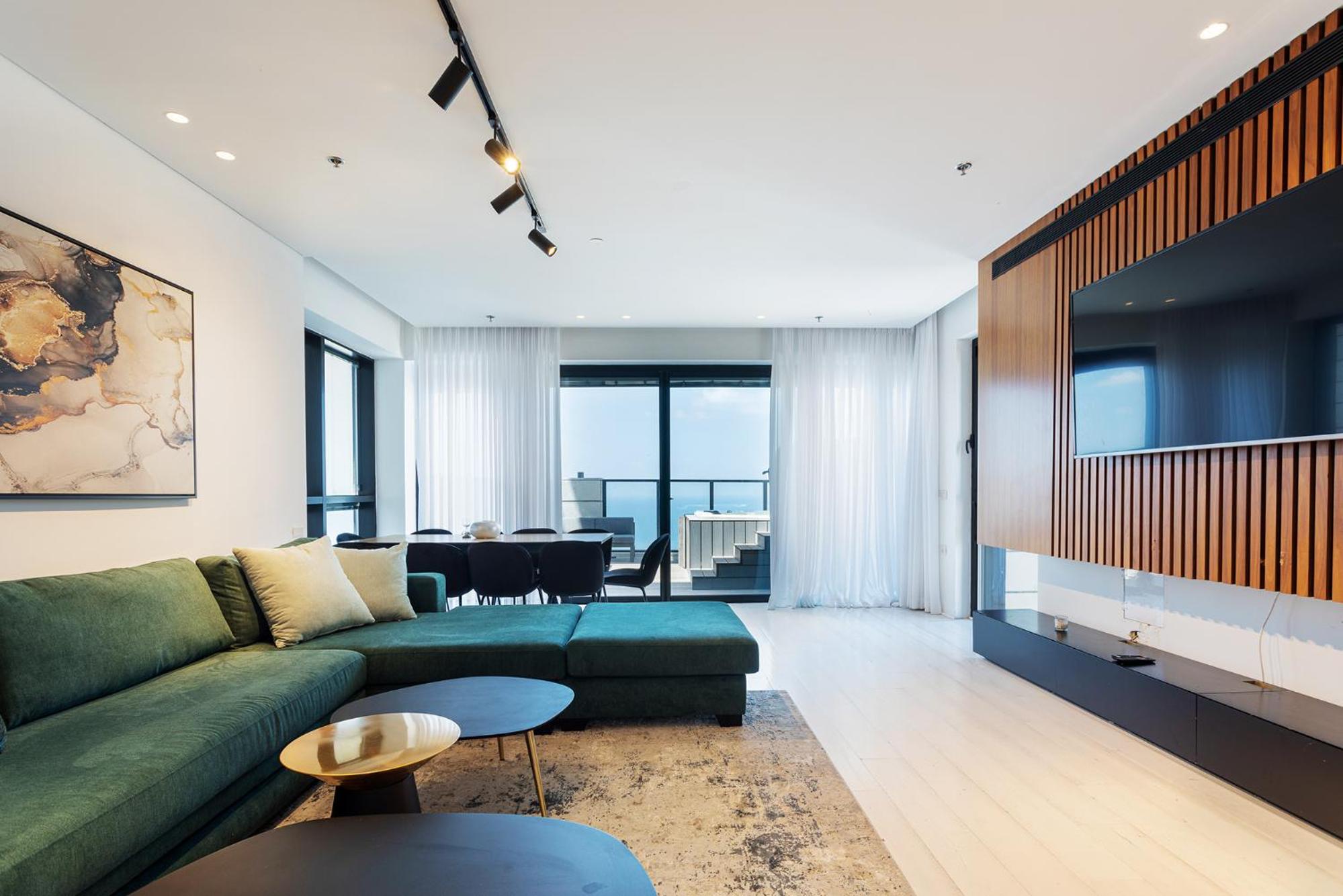 Sea-Breeze Penthouse with Jacuzzi view 3