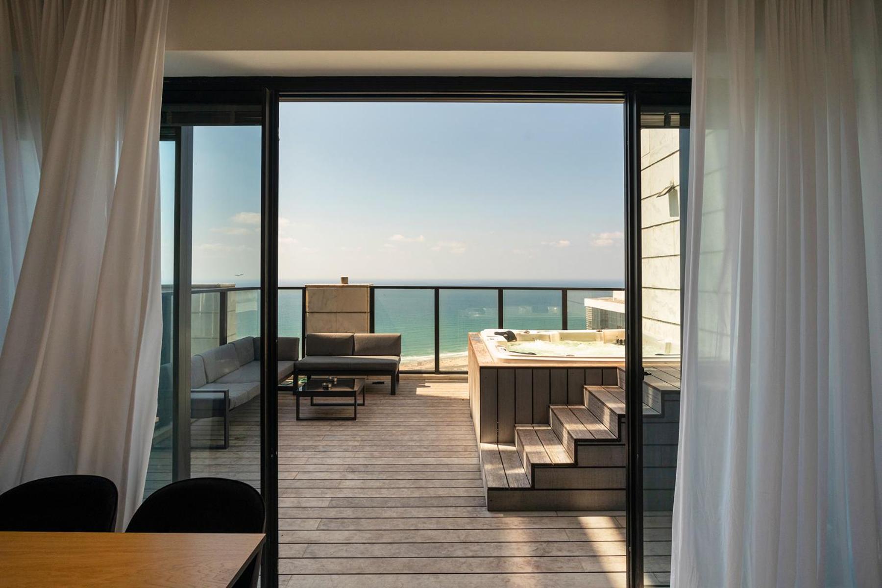 Sea-Breeze Penthouse with Jacuzzi view 2