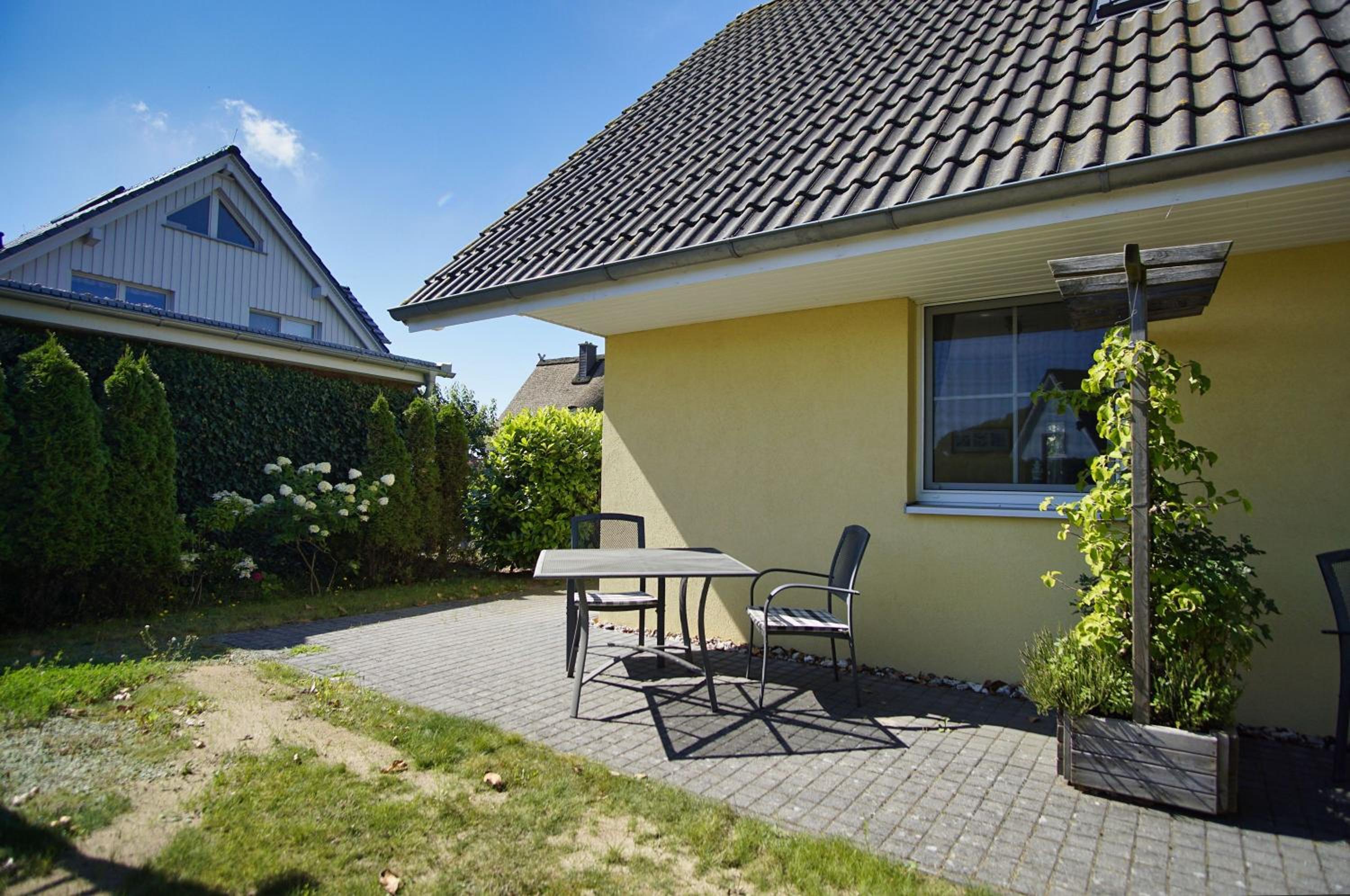 nah am Meer, ruhige Lage, gratis Nutzung vom AHOI Erlebnisbad und Sauna in Sellin - Haus Inselblick FeWo 02