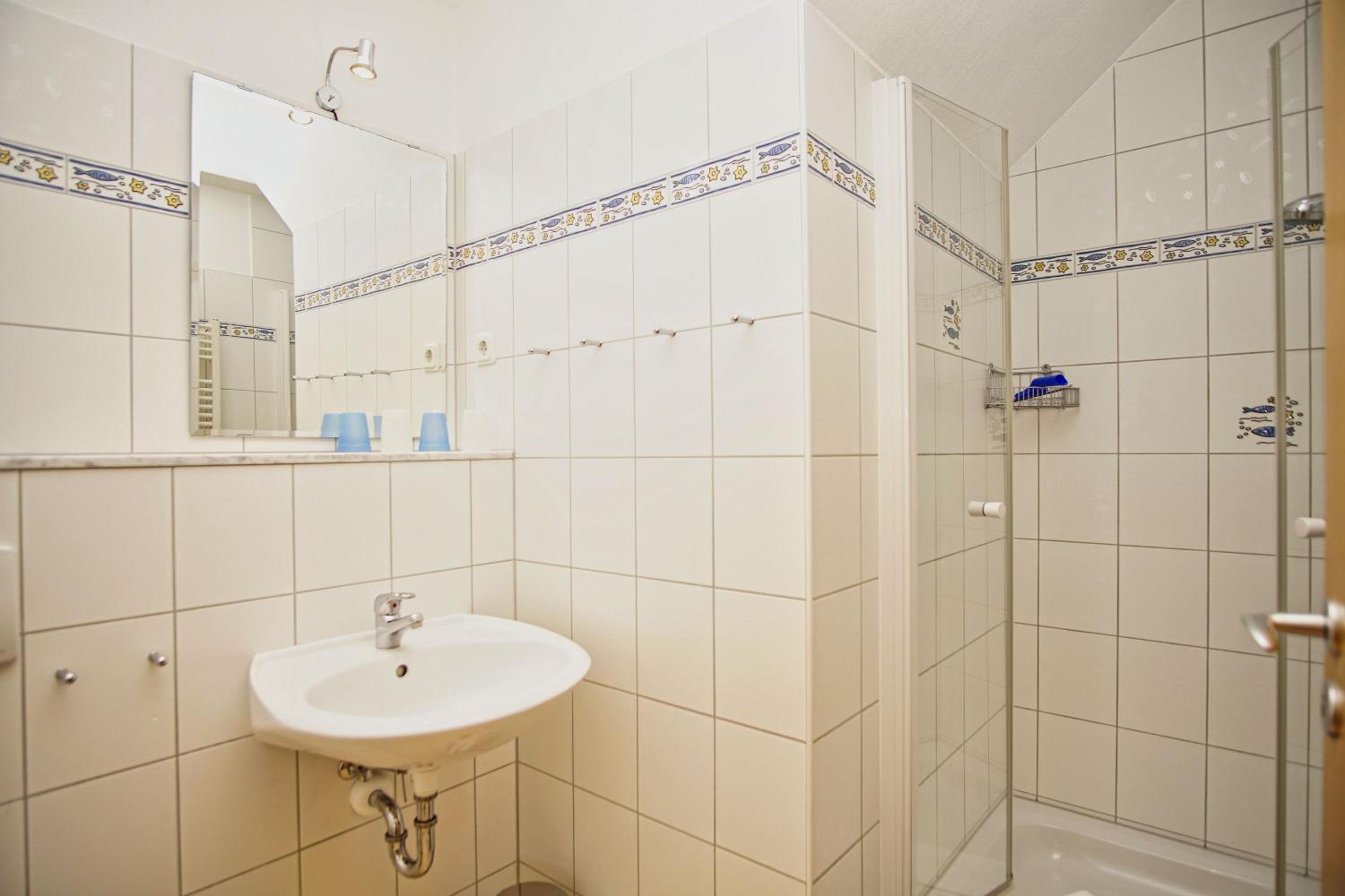 nah am Meer, ruhige Lage, gratis Nutzung vom AHOI Erlebnisbad und Sauna in Sellin - Haus Inselblick FeWo 02